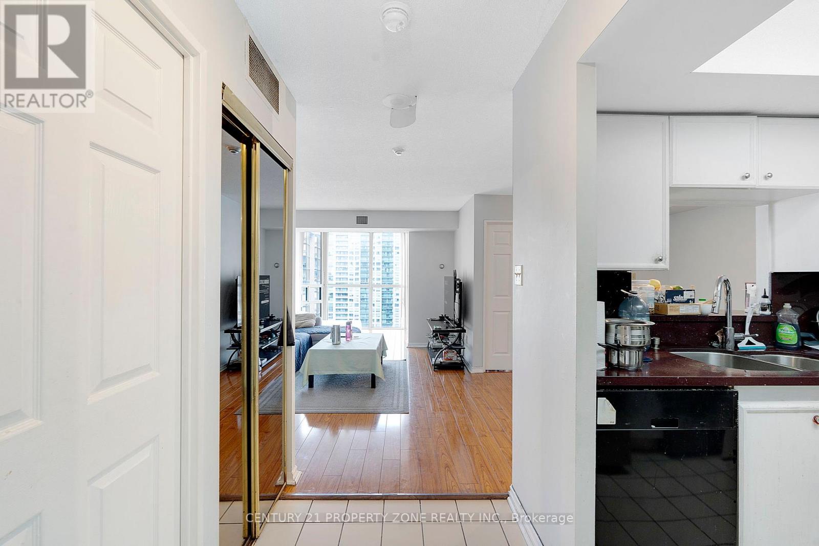 1911 - 285 Enfield Place, Mississauga, Ontario  L5B 3Y6 - Photo 17 - W12374278