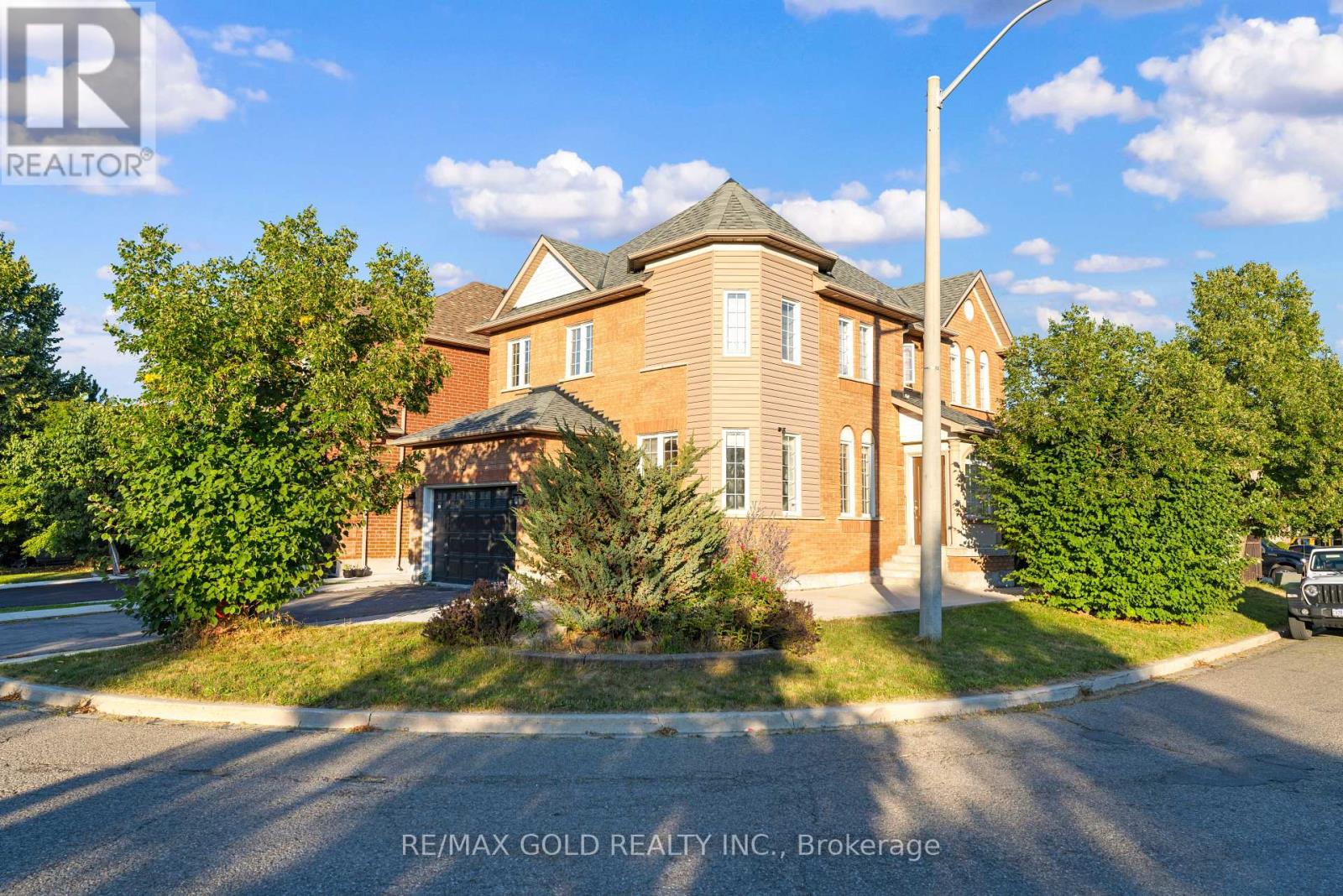 41 Fallstar Crescent, Brampton, Ontario  L7A 2J6 - Photo 10 - W12374336