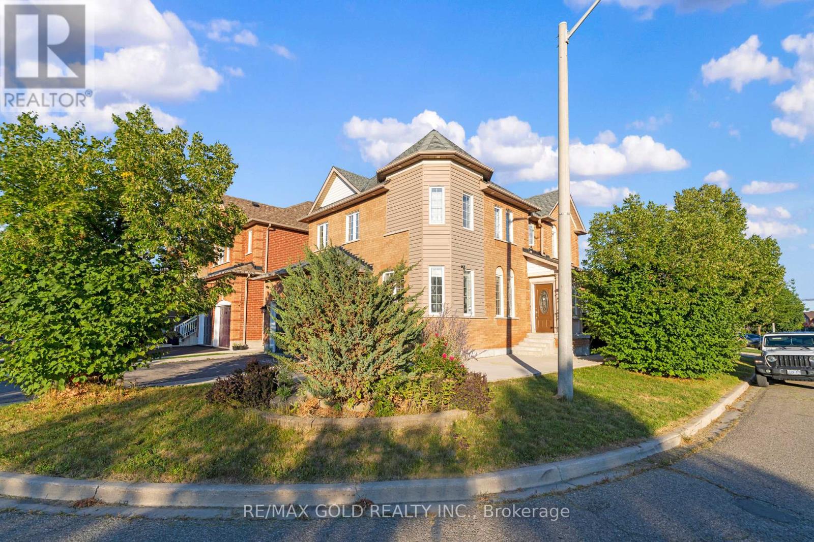 41 Fallstar Crescent, Brampton, Ontario  L7A 2J6 - Photo 2 - W12374336