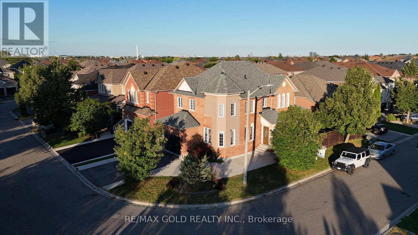 41 Fallstar Crescent, Brampton, Ontario  L7A 2J6 - Photo 4 - W12374336