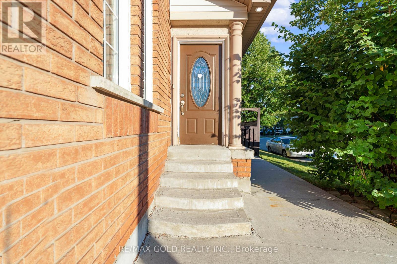 41 Fallstar Crescent, Brampton, Ontario  L7A 2J6 - Photo 5 - W12374336