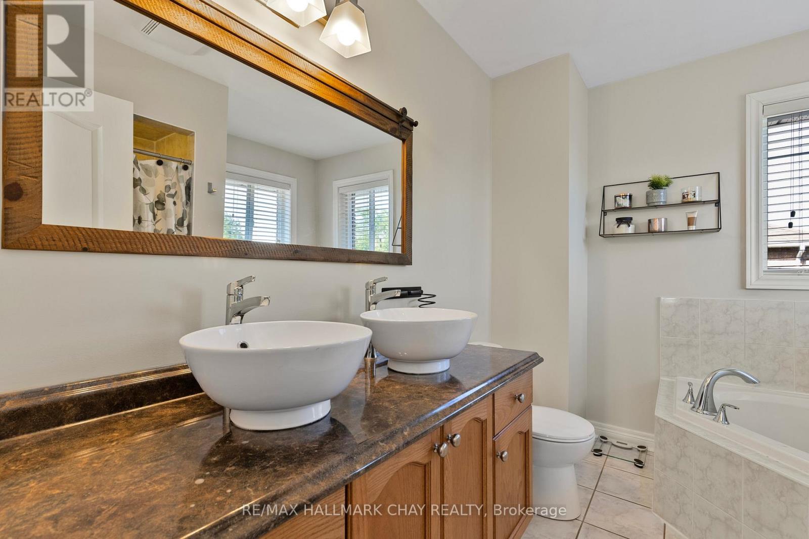 28 Bloom Crescent, Barrie, Ontario  L4N 0S8 - Photo 15 - S12374383