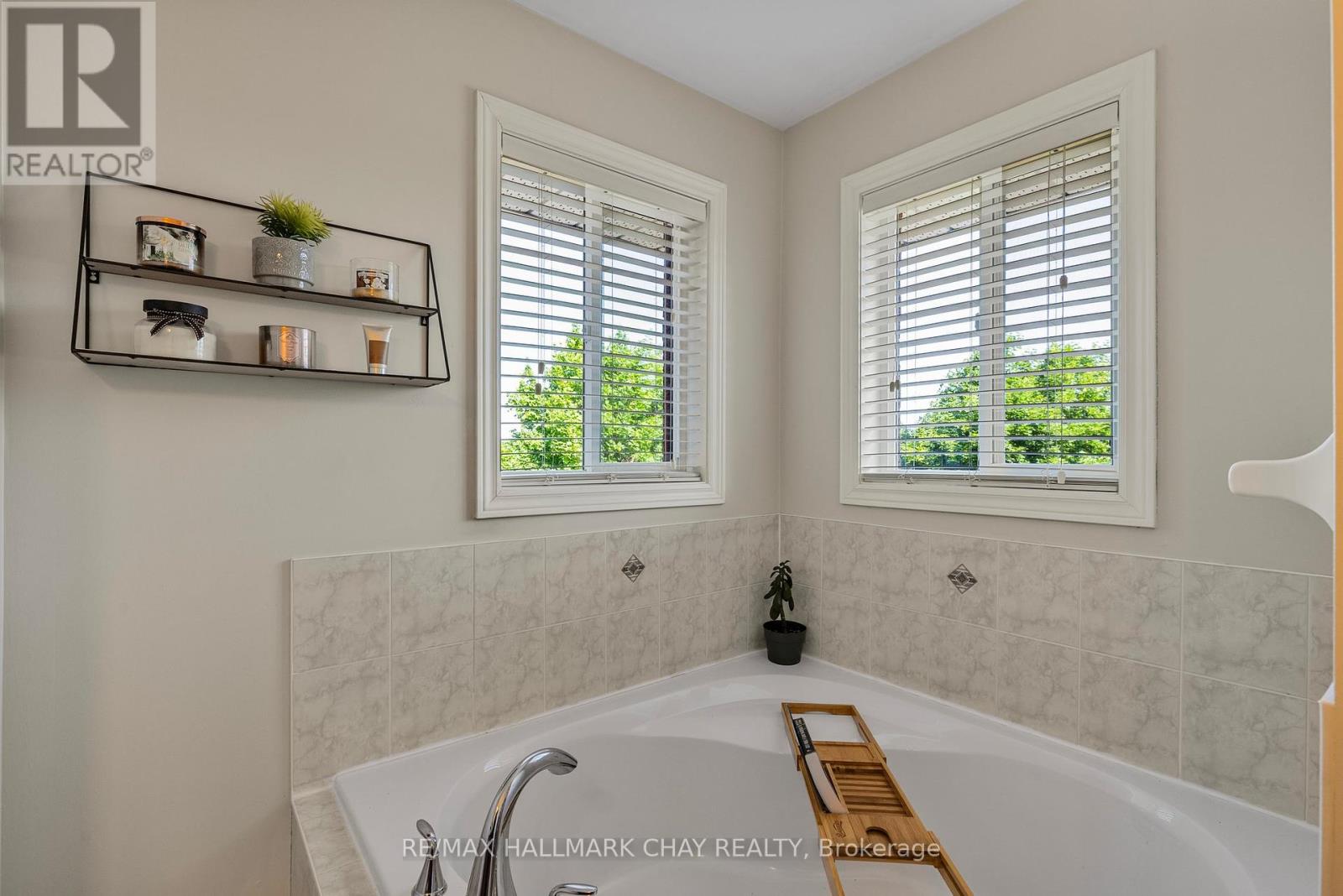 28 Bloom Crescent, Barrie, Ontario  L4N 0S8 - Photo 16 - S12374383
