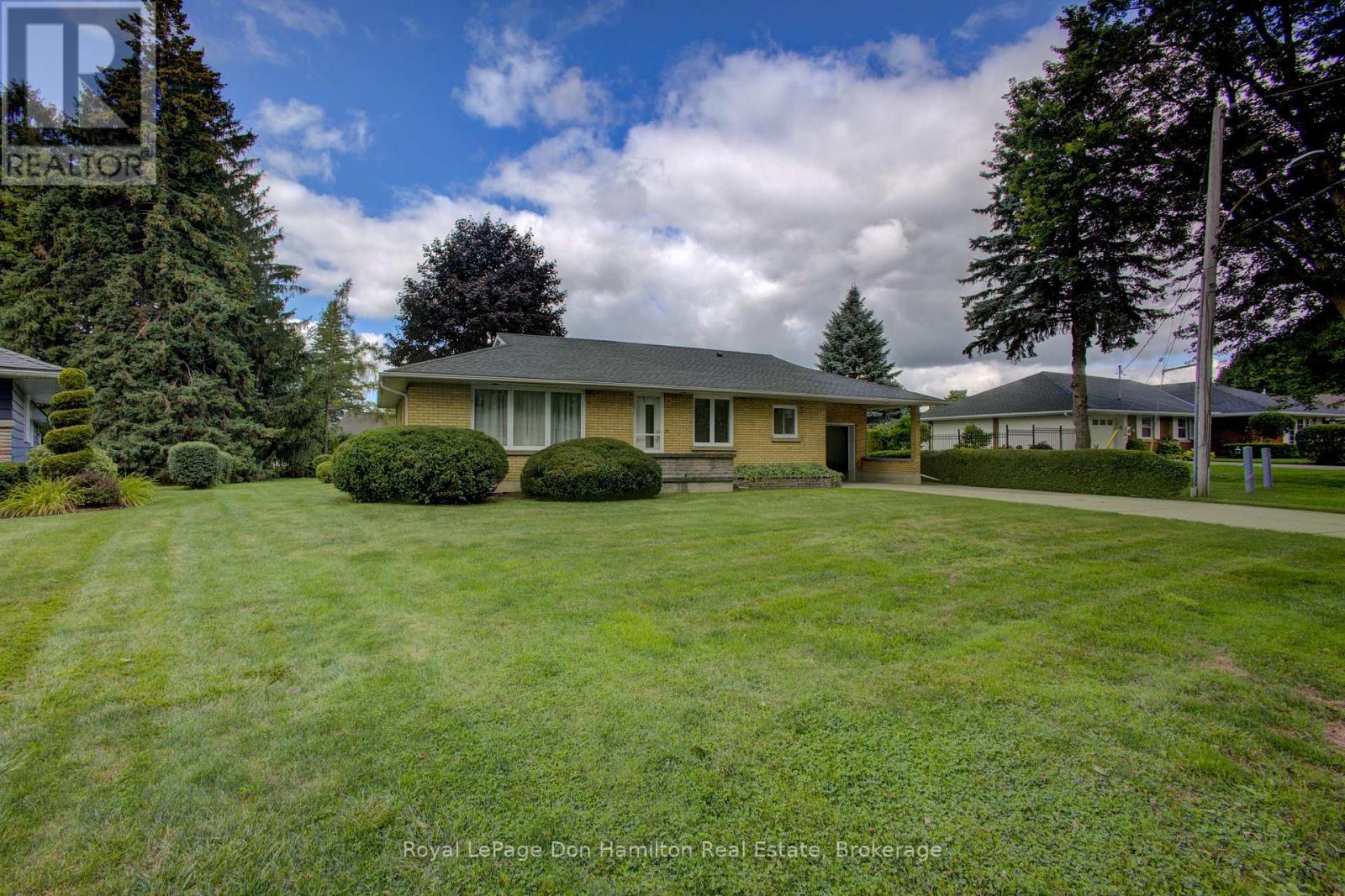 880 Winston Boulevard, North Perth (Listowel), Ontario  N4W 1P4 - Photo 2 - X12374596