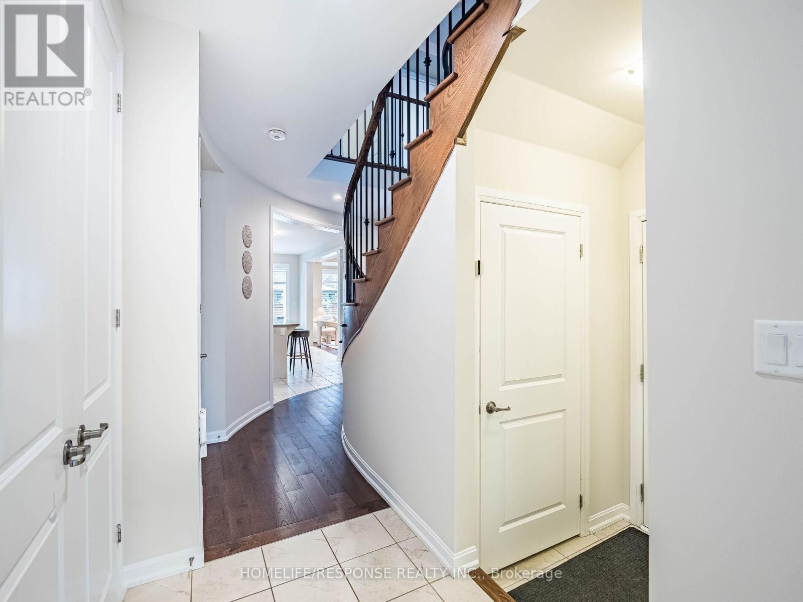 115 Beaveridge Avenue W, Oakville, Ontario  L6H 0M6 - Photo 4 - W12374387