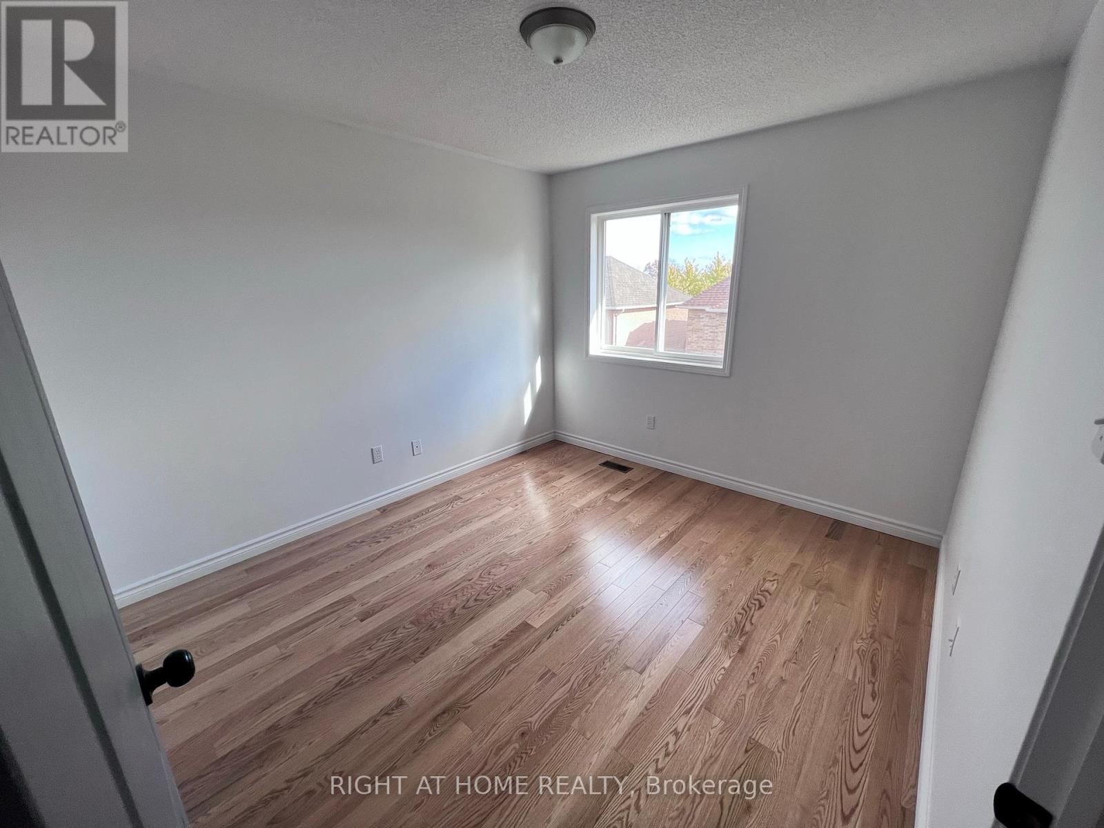 1352 Goldhawk Trail, Oakville, Ontario  L6M 3Y5 - Photo 4 - W12374409