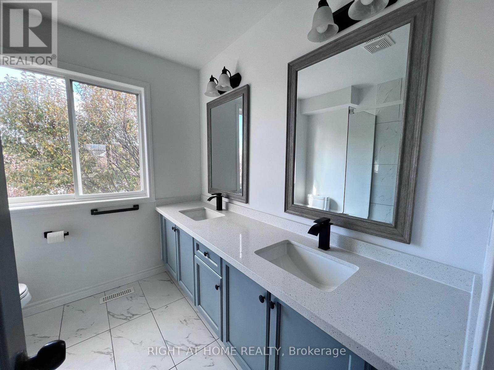 1352 Goldhawk Trail, Oakville, Ontario  L6M 3Y5 - Photo 7 - W12374409