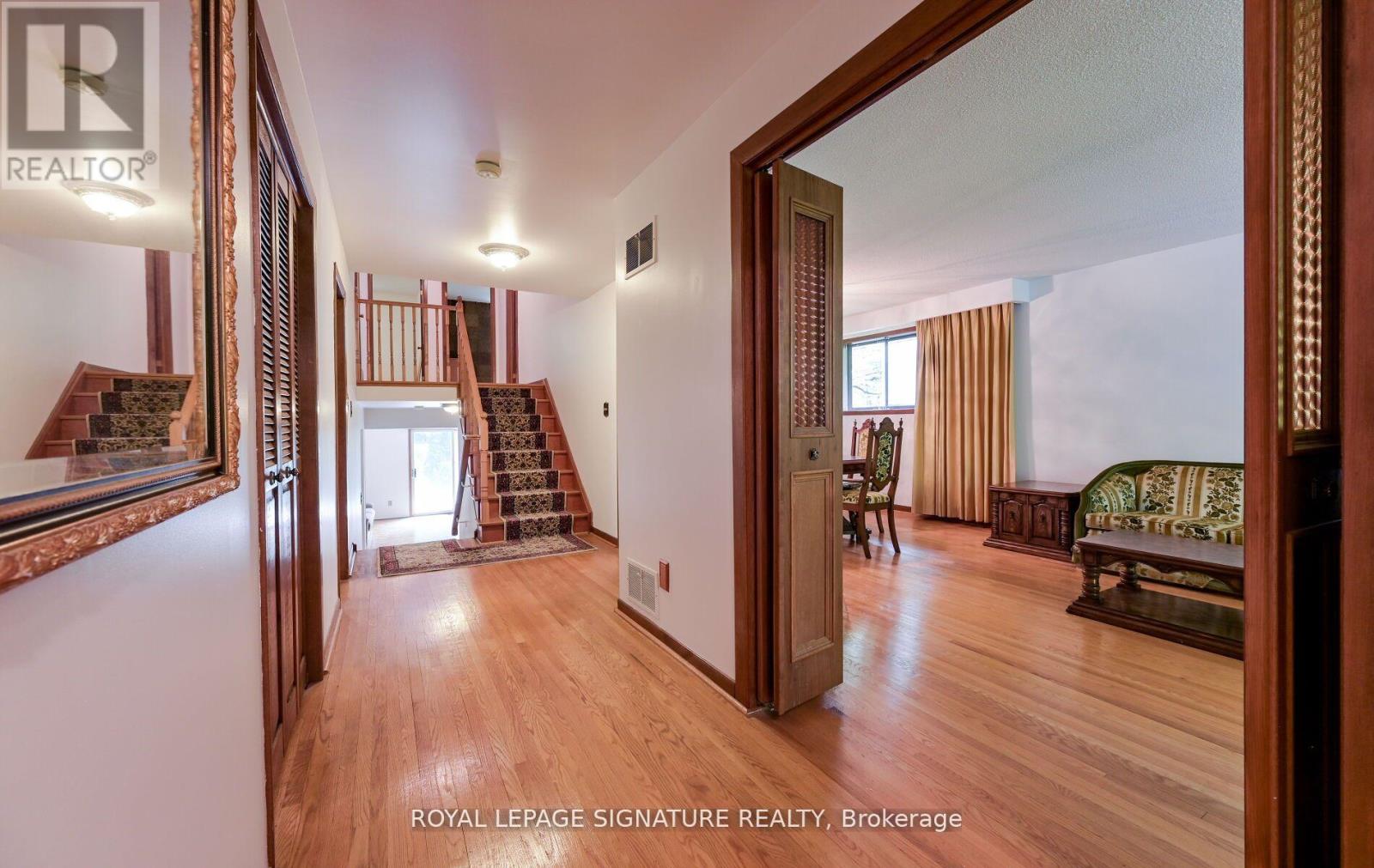 172 Glenview Drive, Mississauga, Ontario  L5G 4N2 - Photo 4 - W12374484