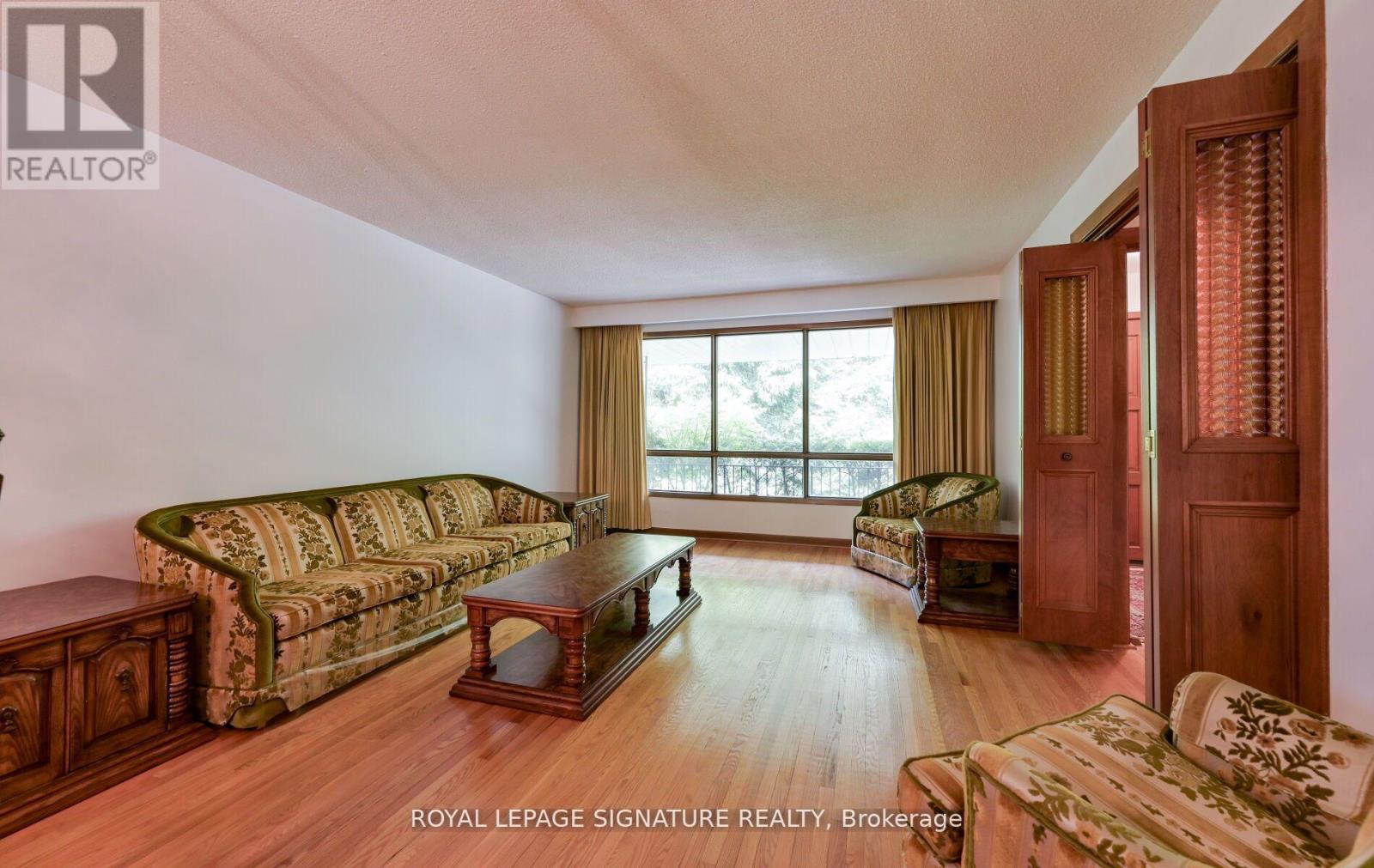 172 Glenview Drive, Mississauga, Ontario  L5G 4N2 - Photo 6 - W12374484