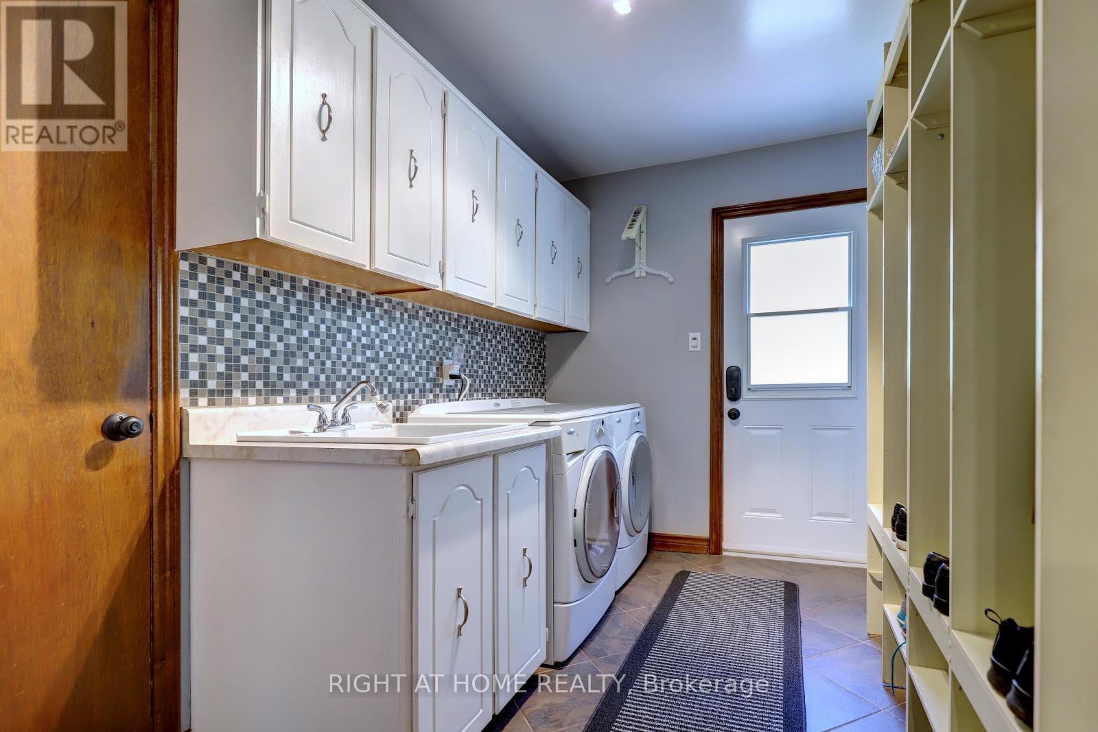 1412 Carmen Drive, Mississauga, Ontario  L5G 3Z1 - Photo 16 - W12374501