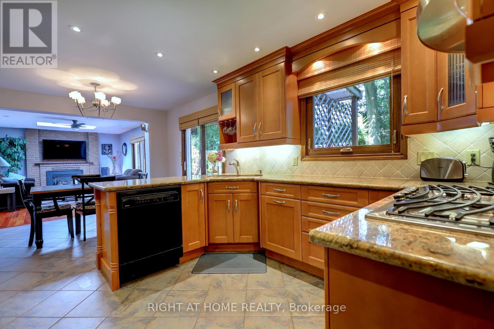 1412 Carmen Drive, Mississauga, Ontario  L5G 3Z1 - Photo 9 - W12374501