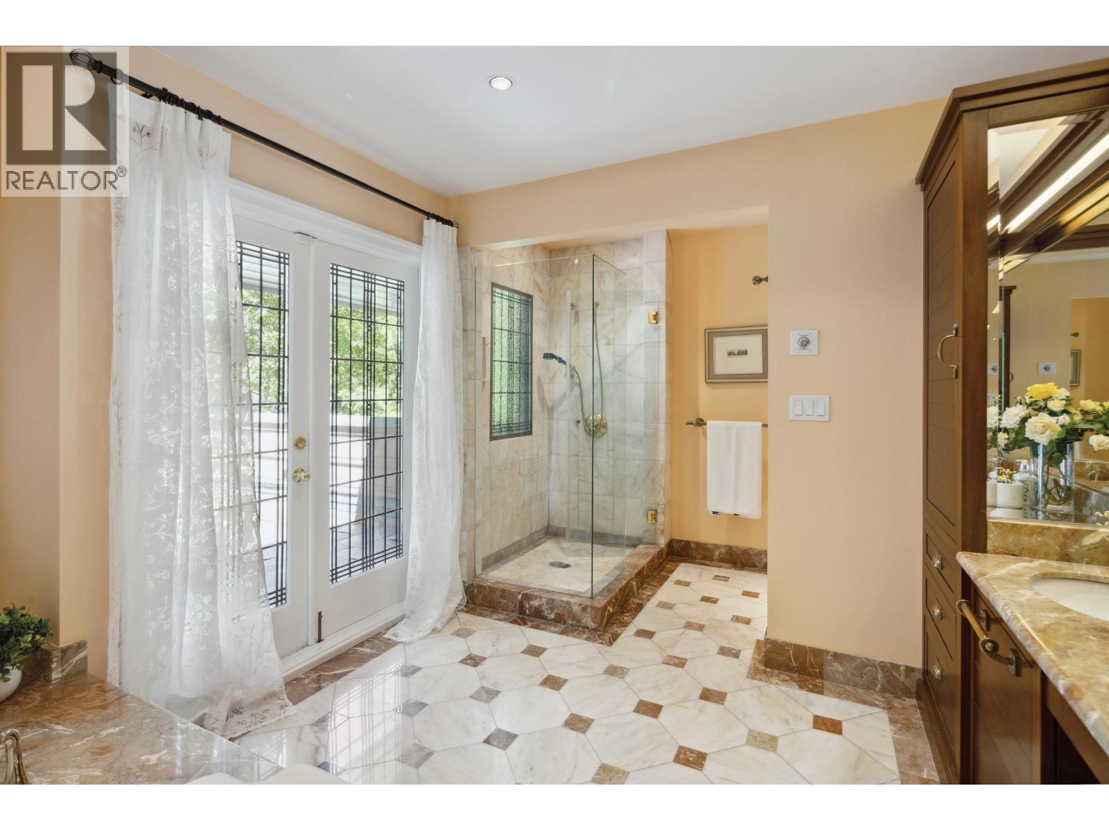 Listing Picture 23 of 37 : 4051 MARGUERITE STREET, Vancouver / 溫哥華 - 魯藝地產 Yvonne Lu Group - MLS Medallion Club Member