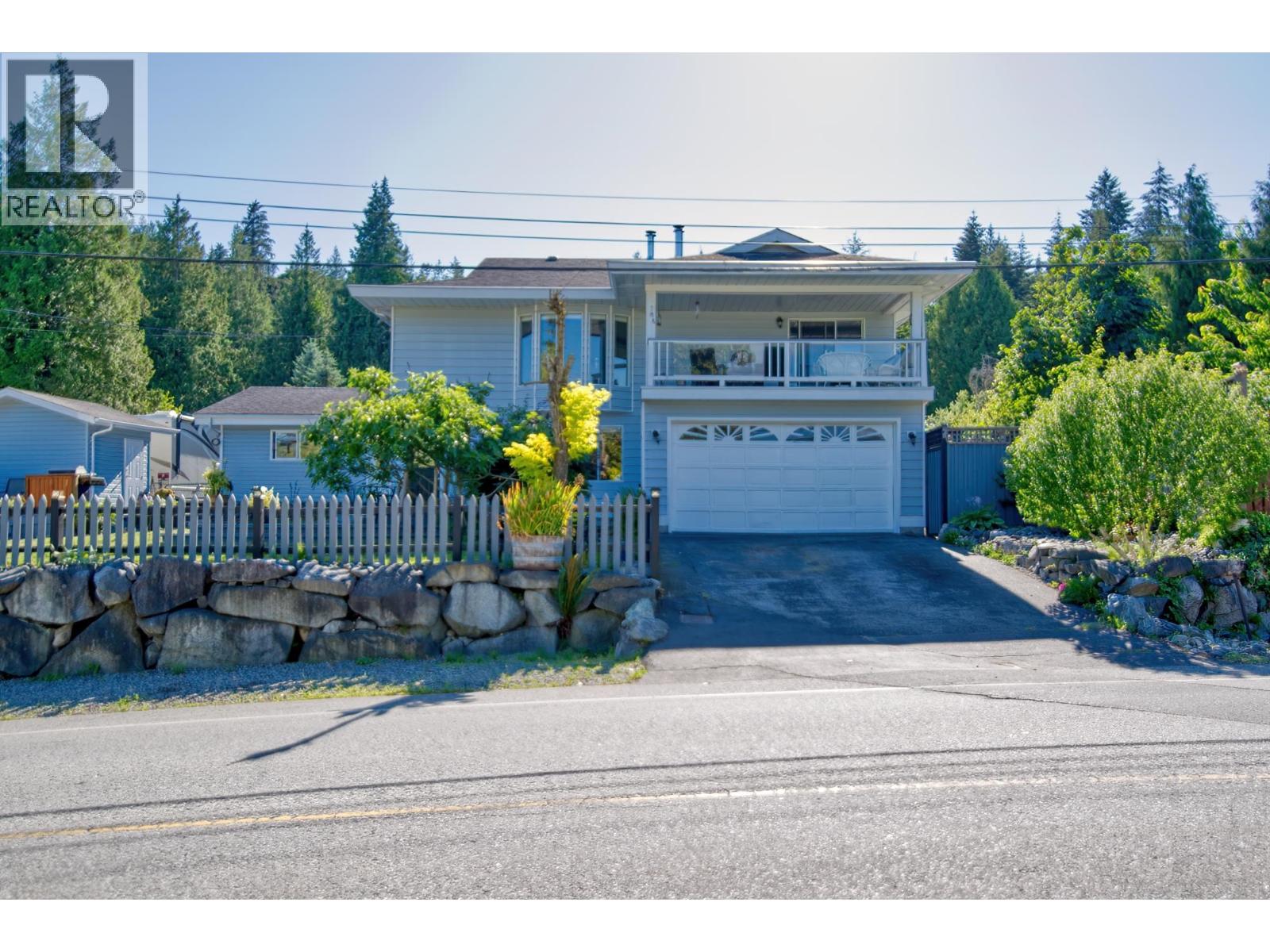 6135 Fairway Avenue, Sechelt, British Columbia  V7Z 0L6 - Photo 2 - R3041993