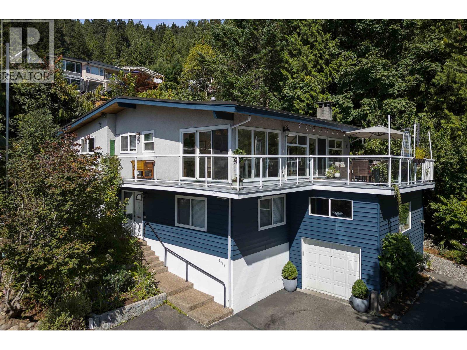 2441 Panorama Drive, North Vancouver, British Columbia  V7G 1V4 - Photo 2 - R3042027