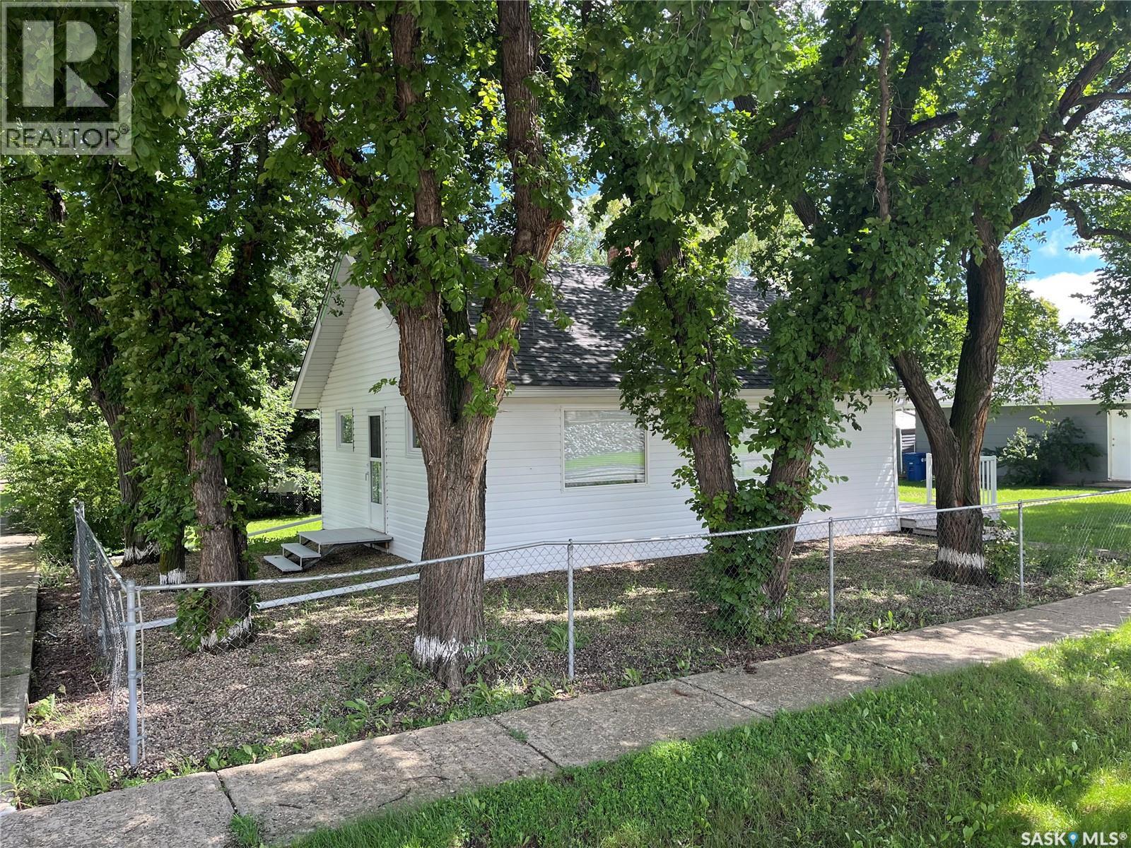 103 4th Avenue E, Lafleche, Saskatchewan  S0H 2K0 - Photo 3 - SK015263