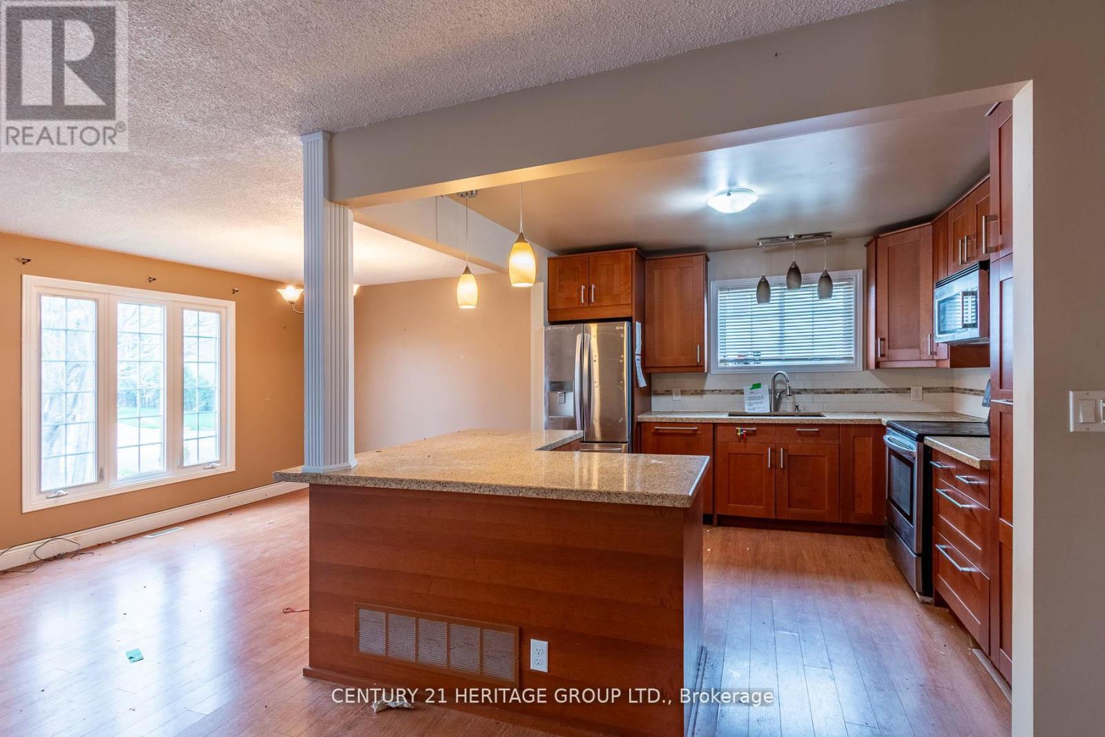 70 Dorothy Avenue, Georgina, Ontario  L0E 1R0 - Photo 5 - N12157451