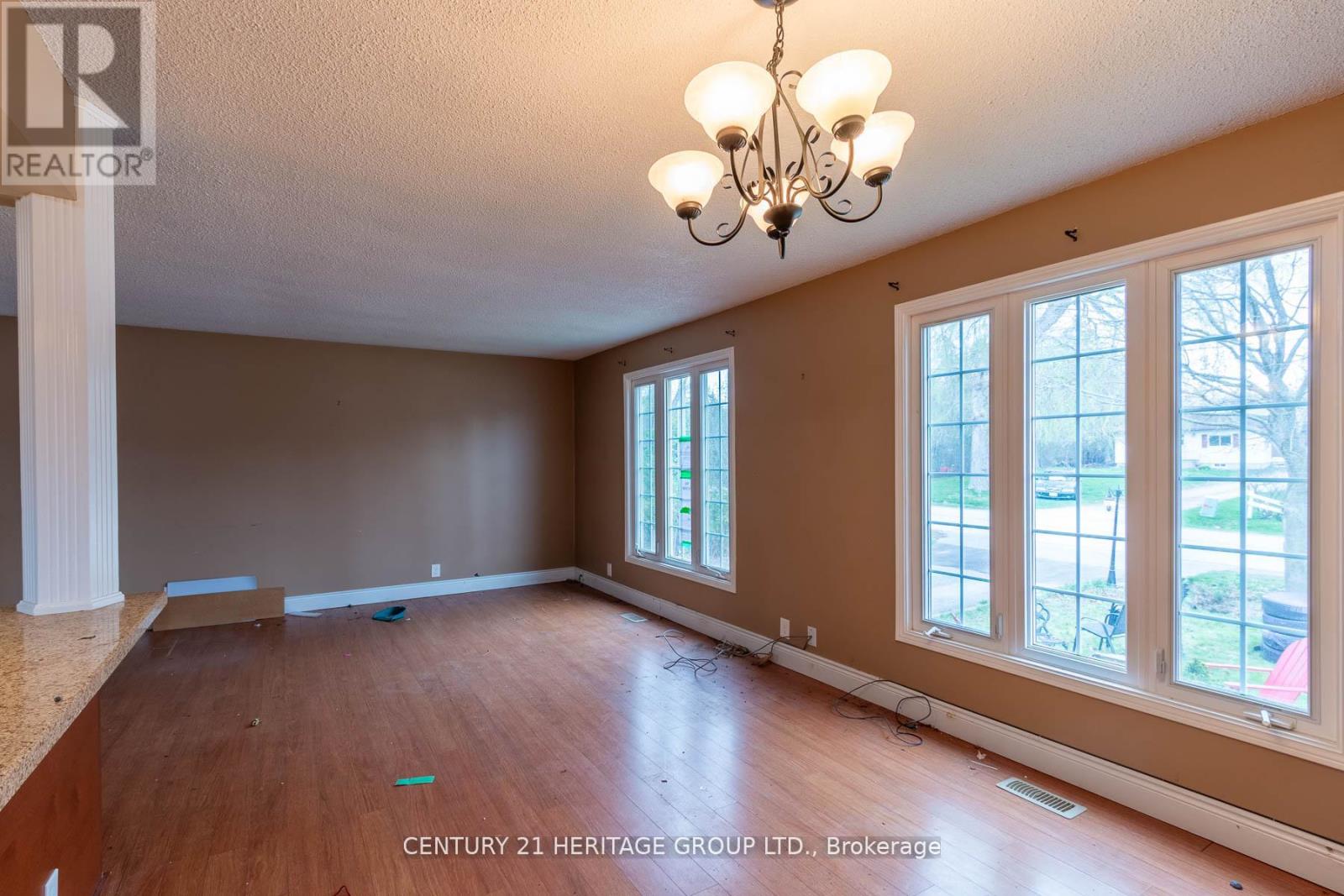 70 Dorothy Avenue, Georgina, Ontario  L0E 1R0 - Photo 11 - N12157451