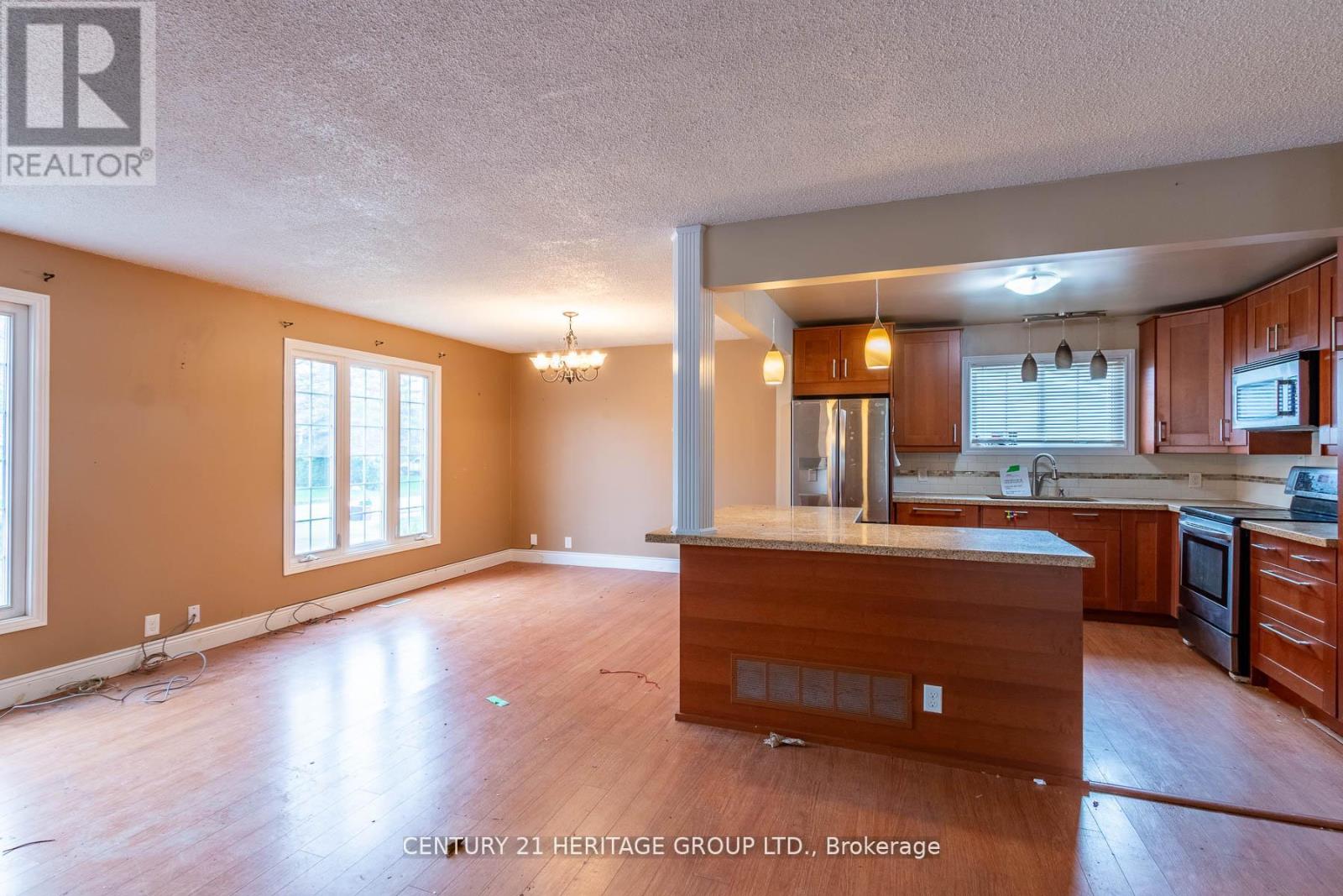 70 Dorothy Avenue, Georgina, Ontario  L0E 1R0 - Photo 6 - N12157451