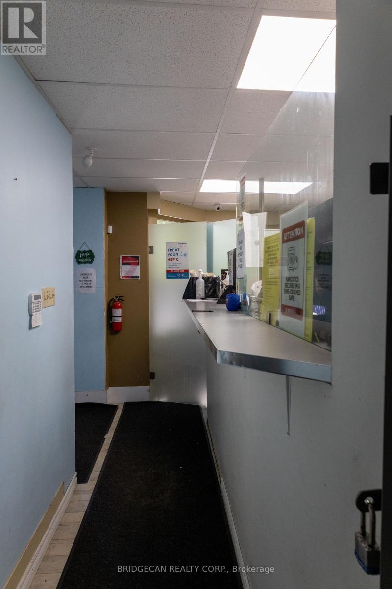 7 Welland Avenue, St. Catharines, Ontario L2R 2L8 - Photo 4 - X12367241