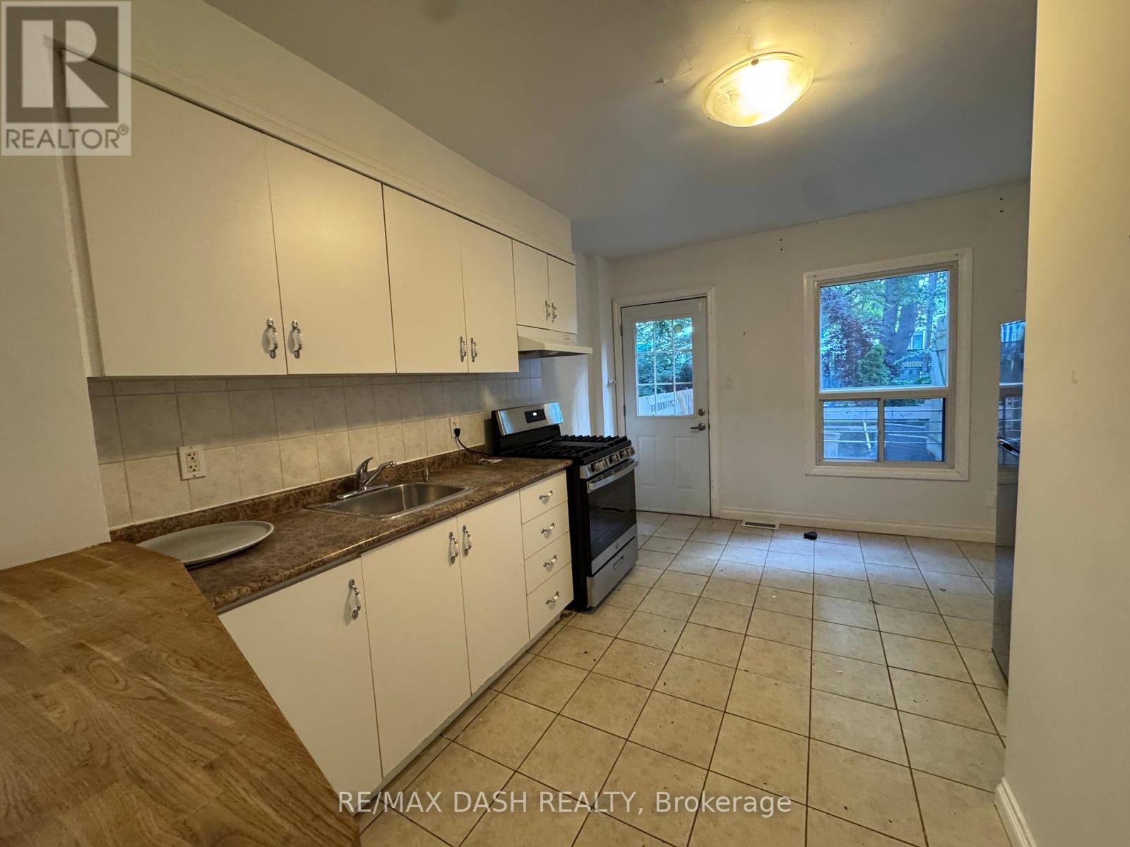 Main - 35 Woodward Avenue, Toronto, Ontario  M4L 2Y5 - Photo 2 - E12372774