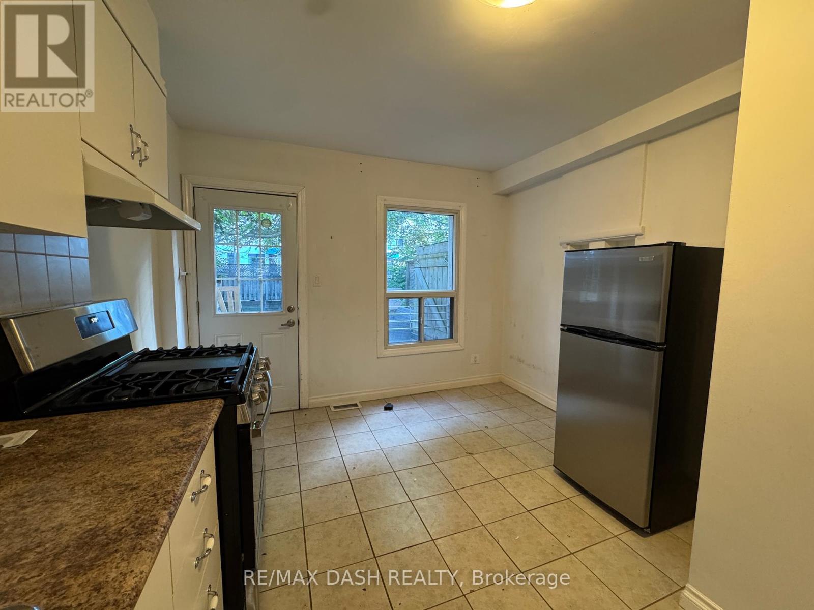 Main - 35 Woodward Avenue, Toronto, Ontario  M4L 2Y5 - Photo 3 - E12372774