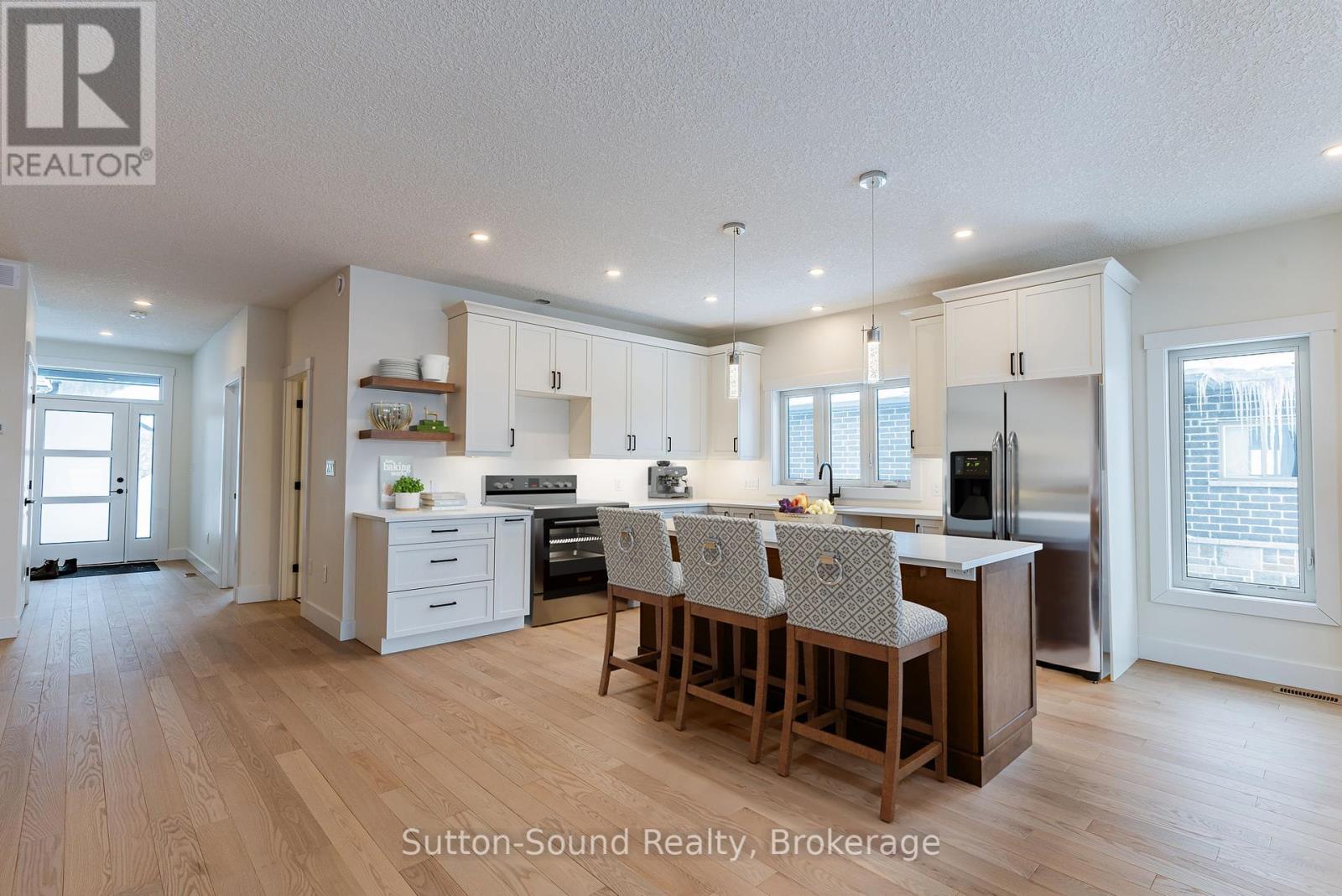 325 6th Avenue W, Owen Sound, Ontario  N4K 0E4 - Photo 2 - X12374657