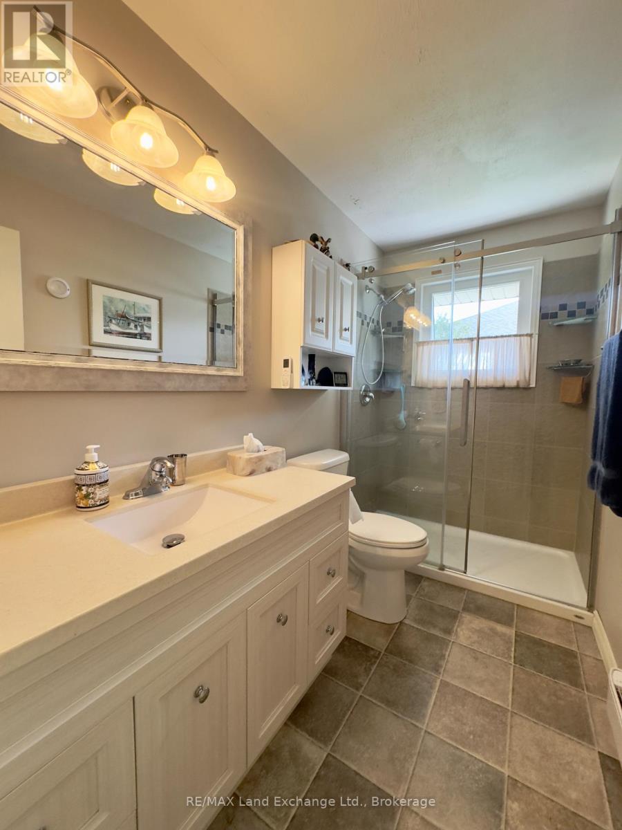 633 Wellington Street, Saugeen Shores, Ontario  N0H 2C4 - Photo 10 - X12374661