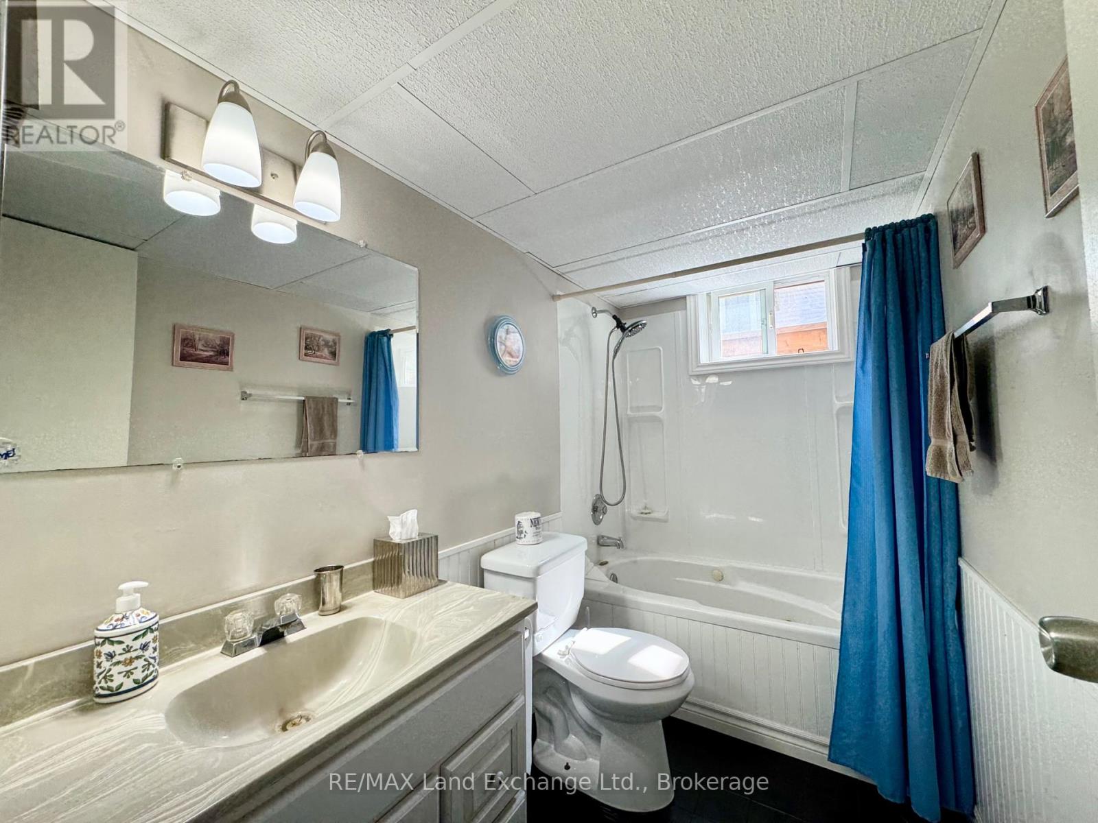 633 Wellington Street, Saugeen Shores, Ontario  N0H 2C4 - Photo 21 - X12374661
