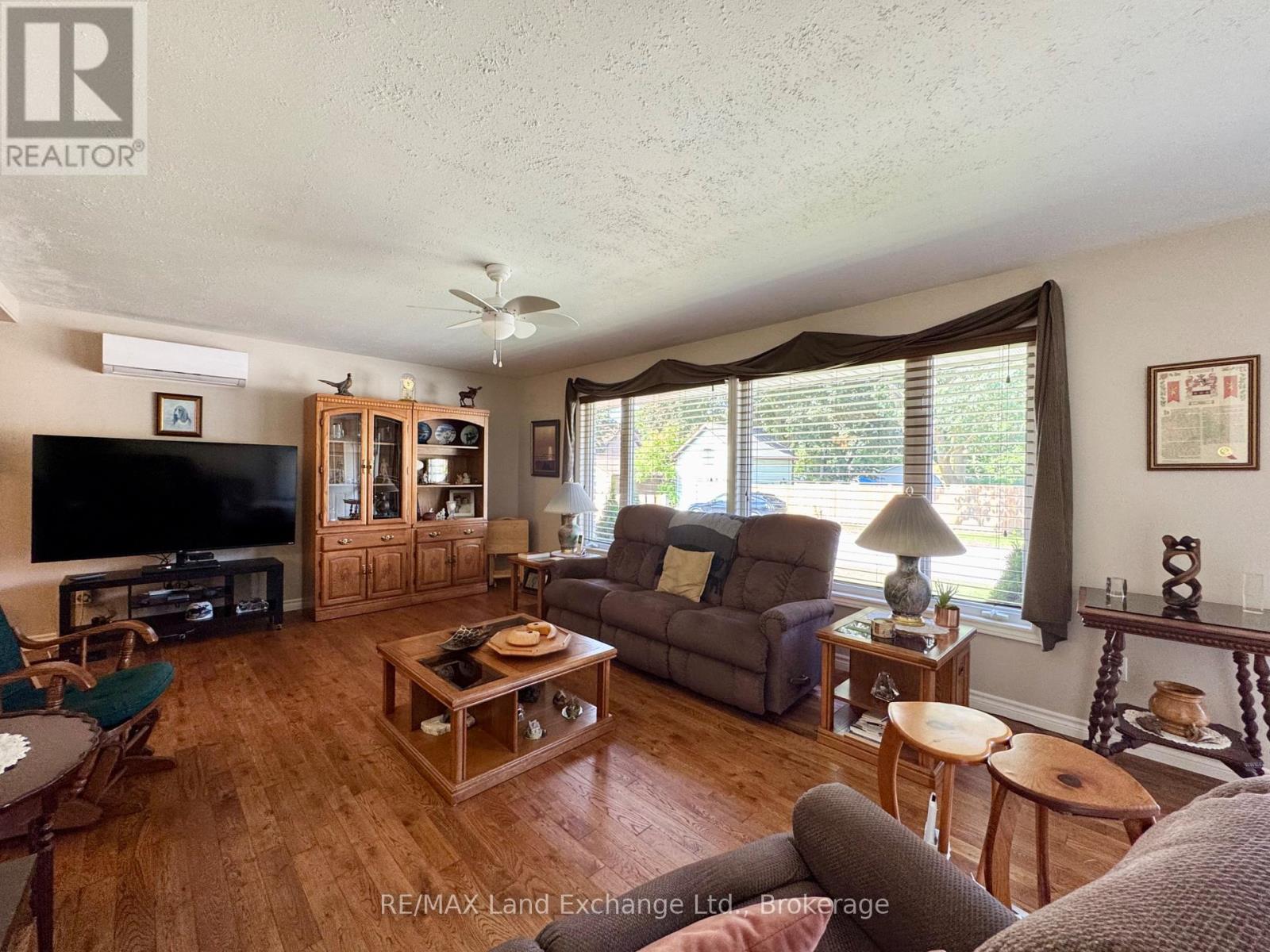 633 Wellington Street, Saugeen Shores, Ontario  N0H 2C4 - Photo 3 - X12374661