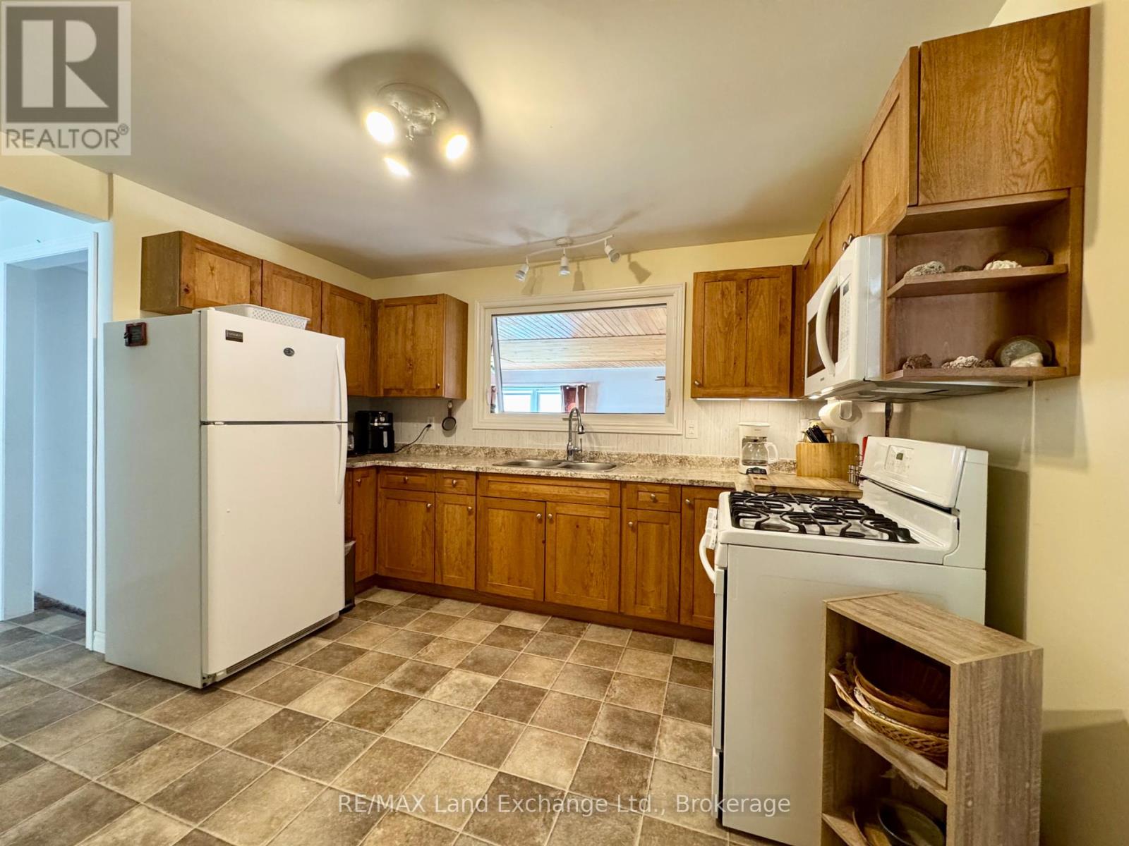 633 Wellington Street, Saugeen Shores, Ontario  N0H 2C4 - Photo 5 - X12374661