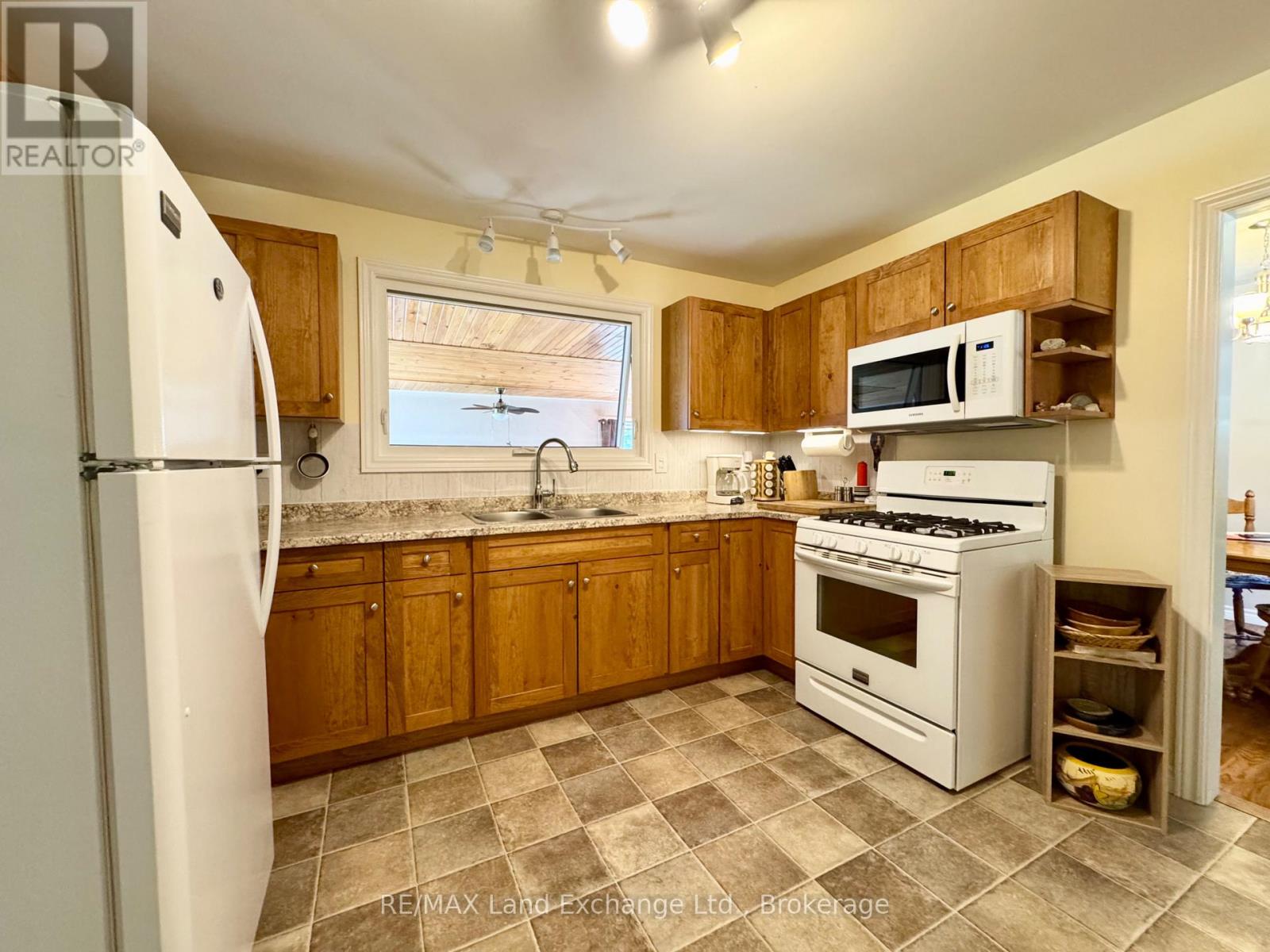 633 Wellington Street, Saugeen Shores, Ontario  N0H 2C4 - Photo 6 - X12374661