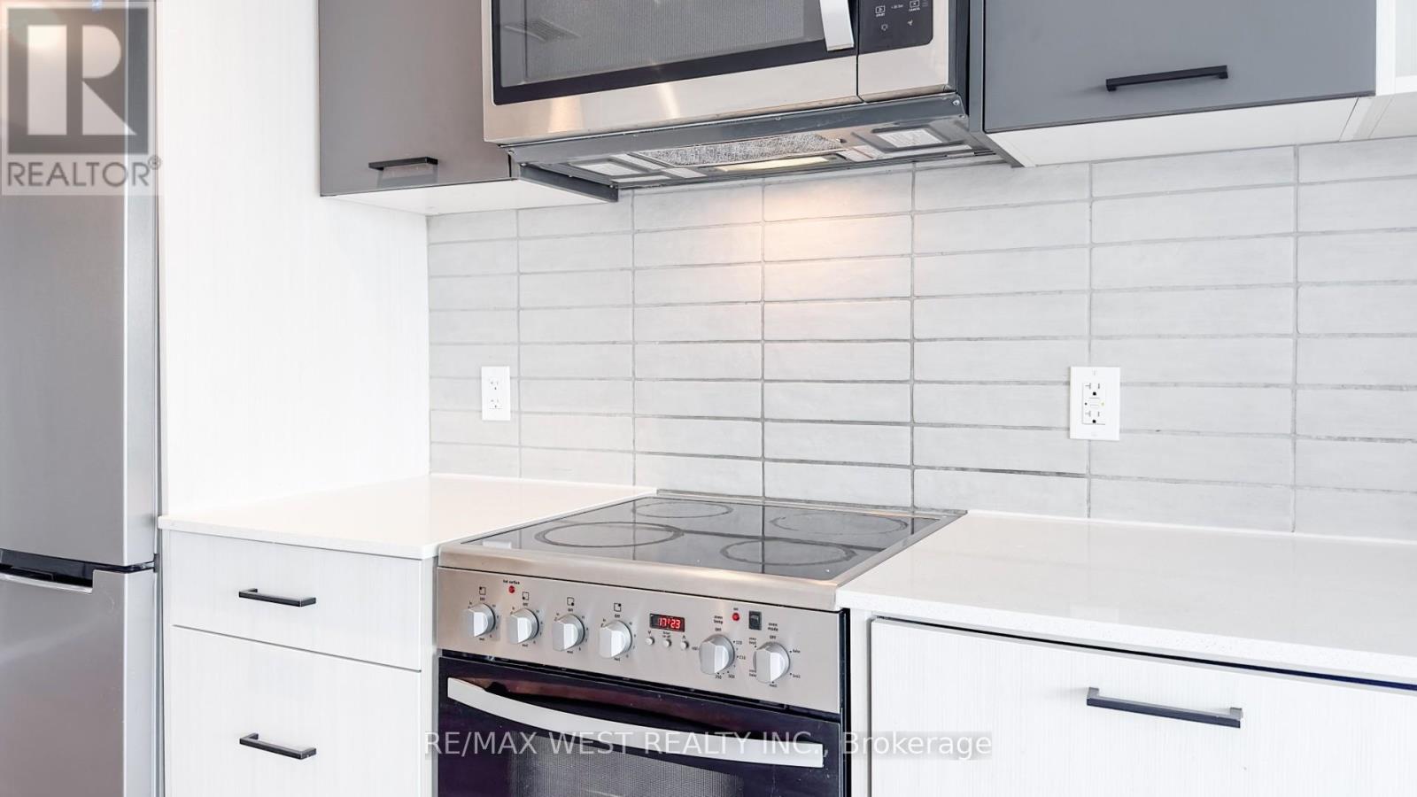 211 - 2300 St Clair Avenue W, Toronto, Ontario  M6N 0B3 - Photo 3 - W12374636