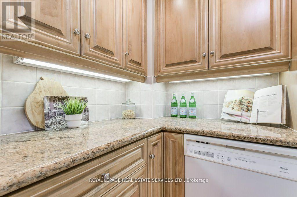 209 - 10 Old York Mills Road, Toronto, Ontario  M2P 2G9 - Photo 16 - C12374731