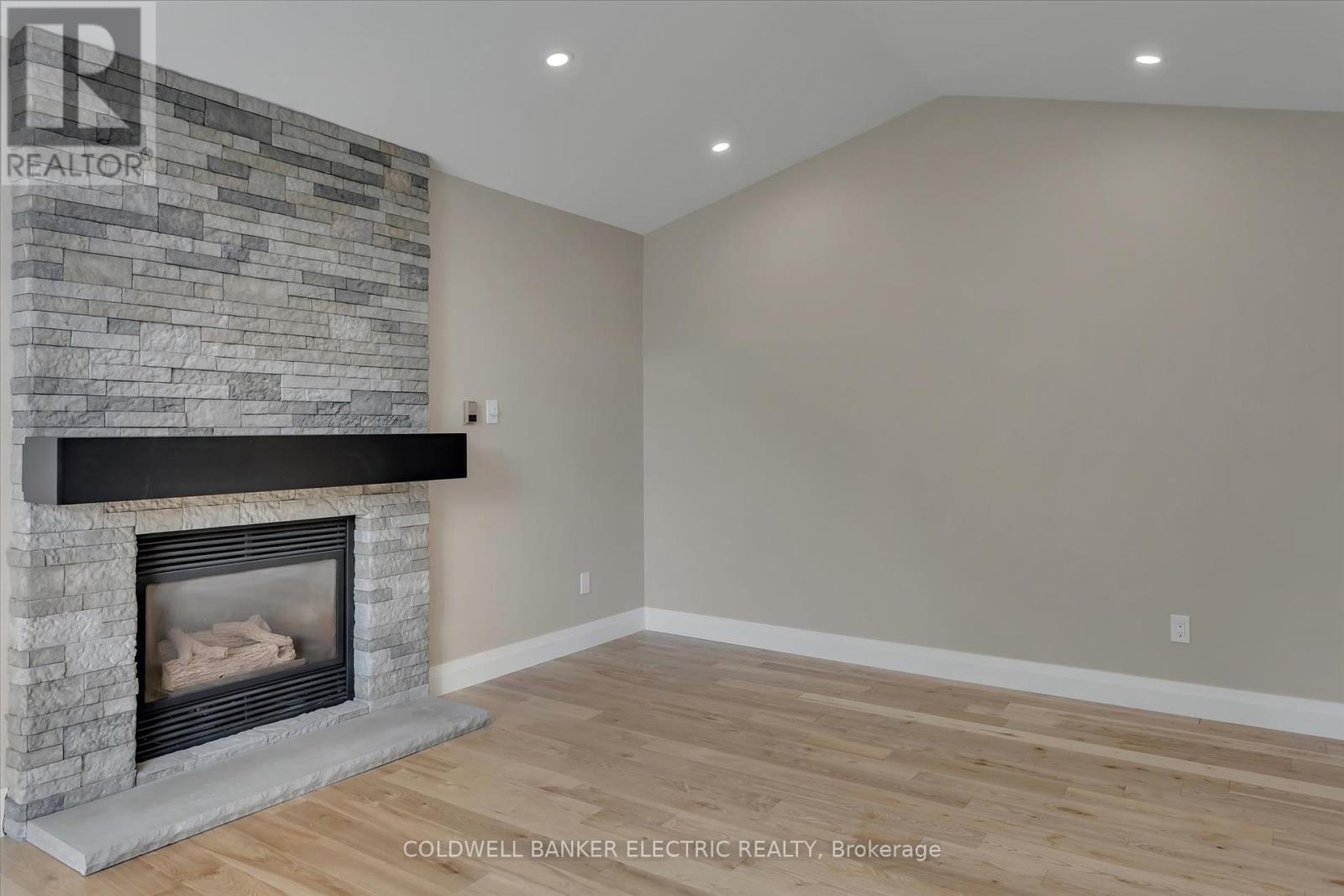 2225 Lorraine Drive, Peterborough, Ontario  K9L 1Y6 - Photo 4 - X12374870