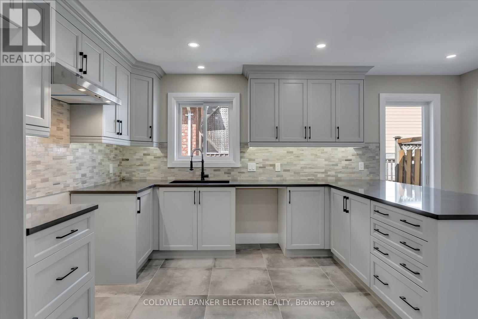 2225 Lorraine Drive, Peterborough, Ontario  K9L 1Y6 - Photo 5 - X12374870