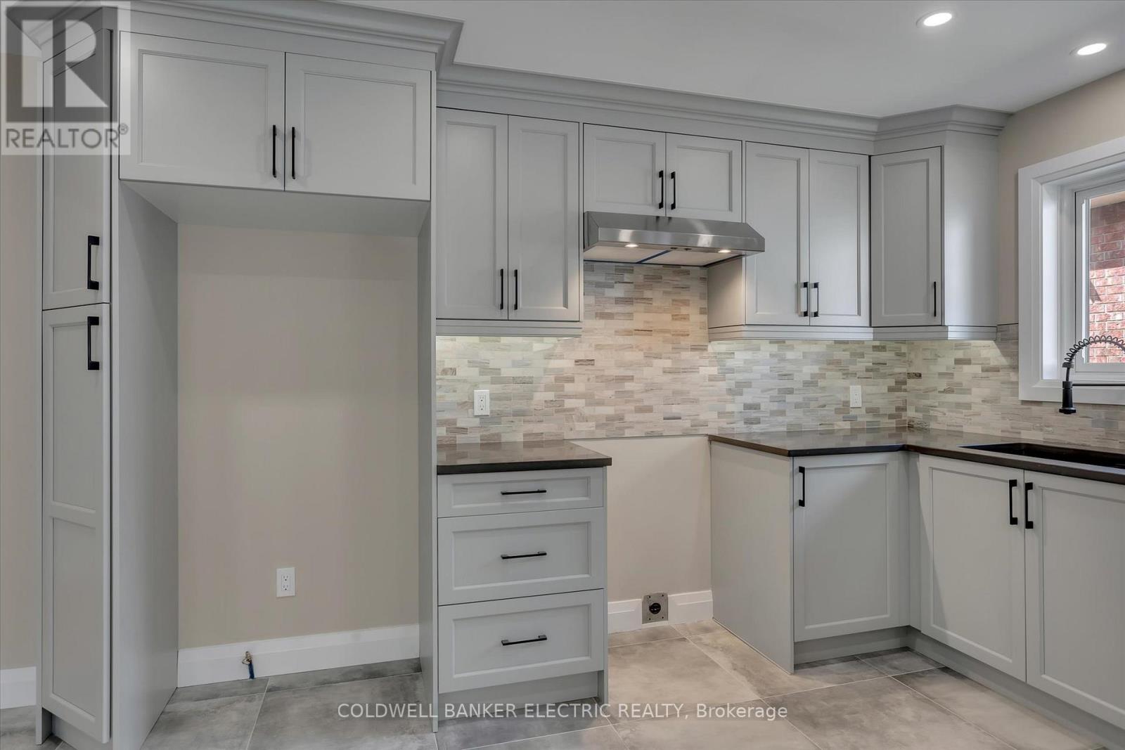 2225 Lorraine Drive, Peterborough, Ontario  K9L 1Y6 - Photo 6 - X12374870