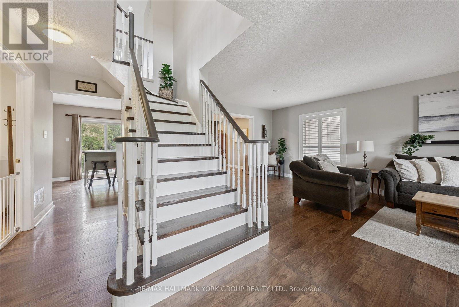 340 King Street E, East Gwillimbury, Ontario  L0G 1M0 - Photo 5 - N12374680