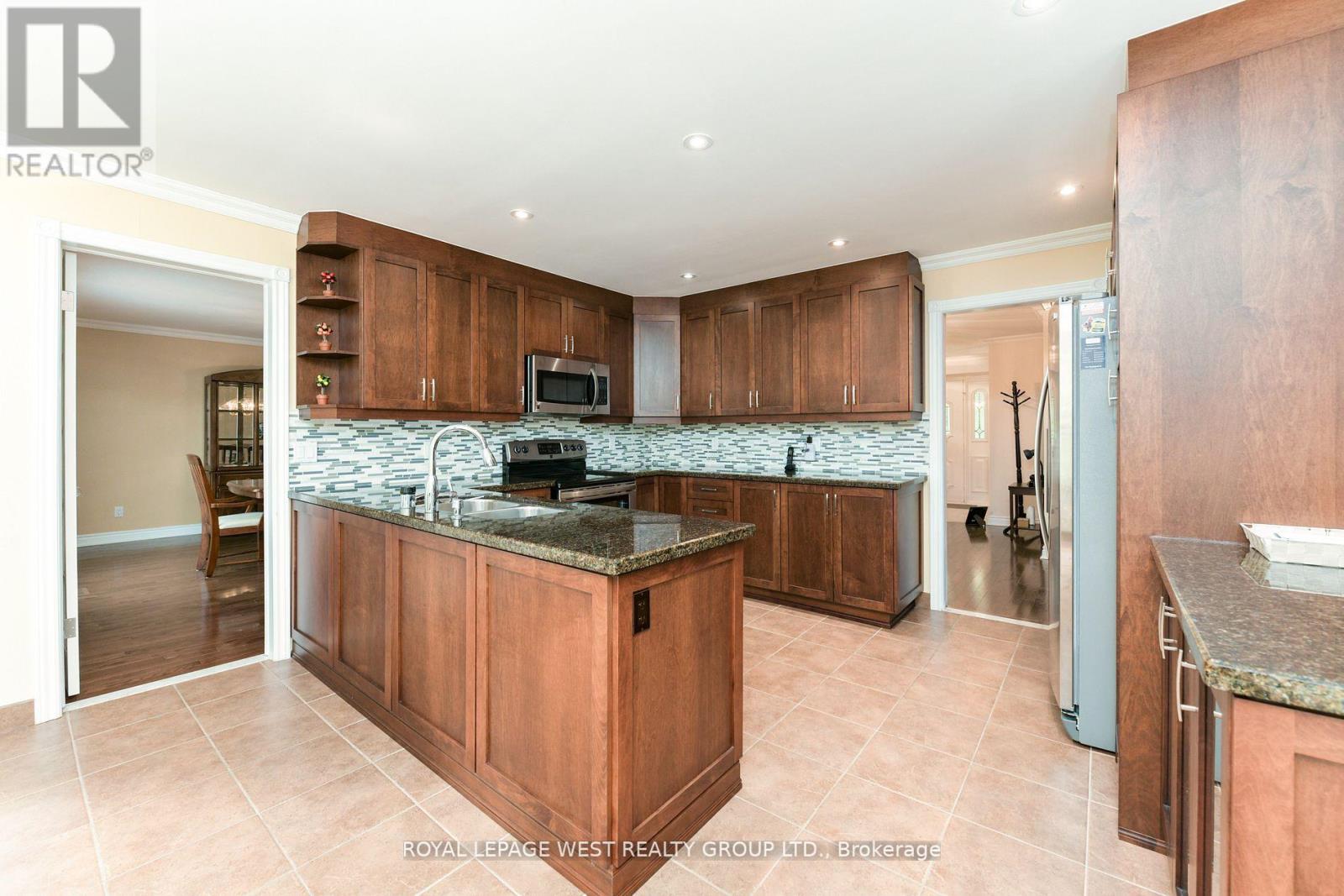 1745 Bridewell Court, Mississauga, Ontario  L5L 3R7 - Photo 14 - W12374732