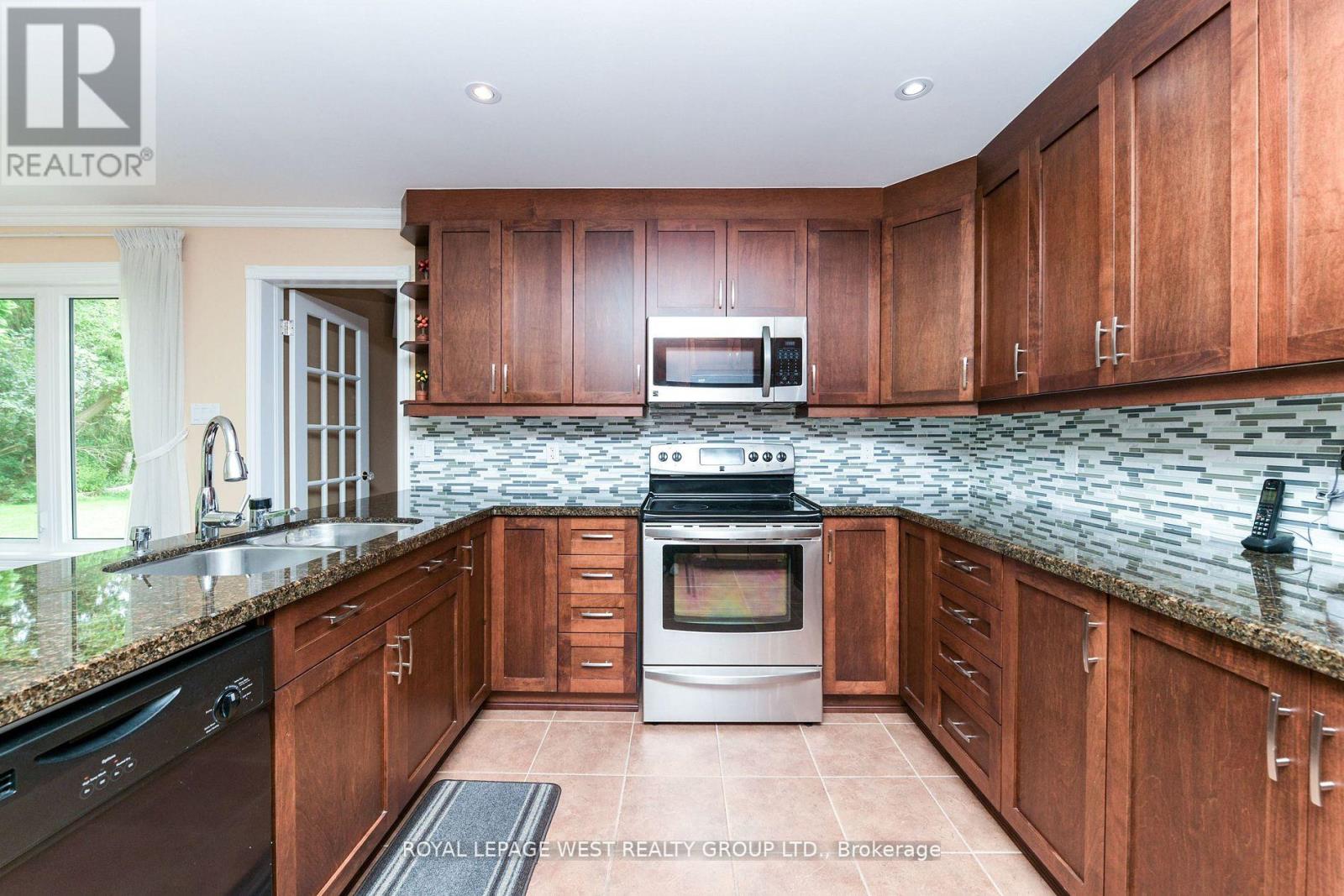 1745 Bridewell Court, Mississauga, Ontario  L5L 3R7 - Photo 15 - W12374732