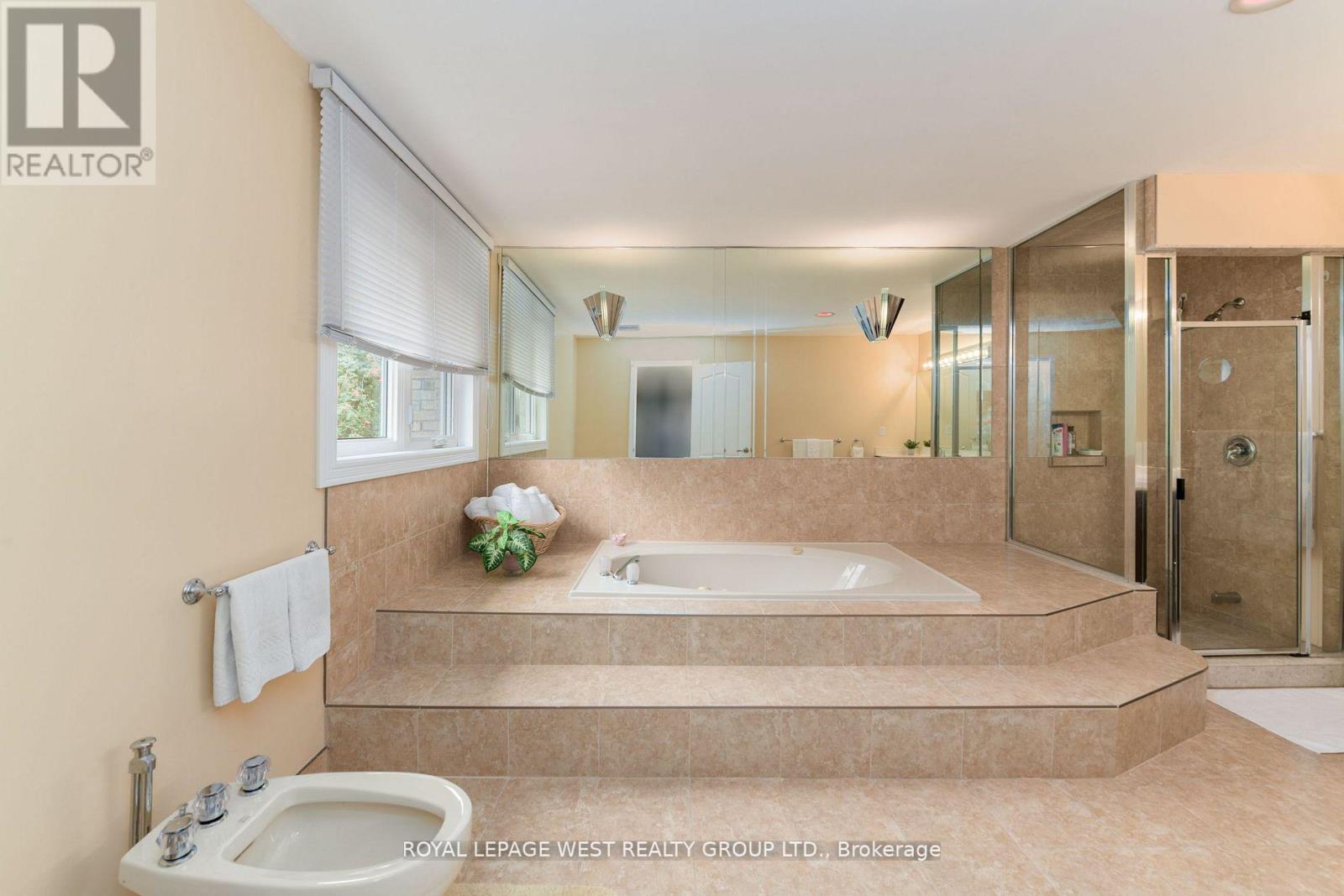 1745 Bridewell Court, Mississauga, Ontario  L5L 3R7 - Photo 22 - W12374732