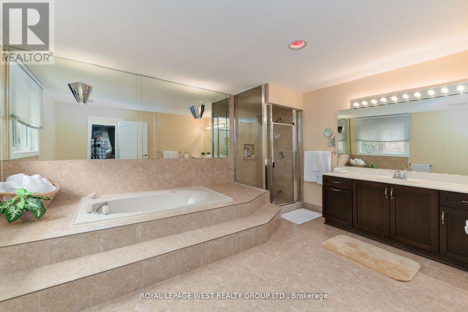 1745 Bridewell Court, Mississauga, Ontario  L5L 3R7 - Photo 23 - W12374732