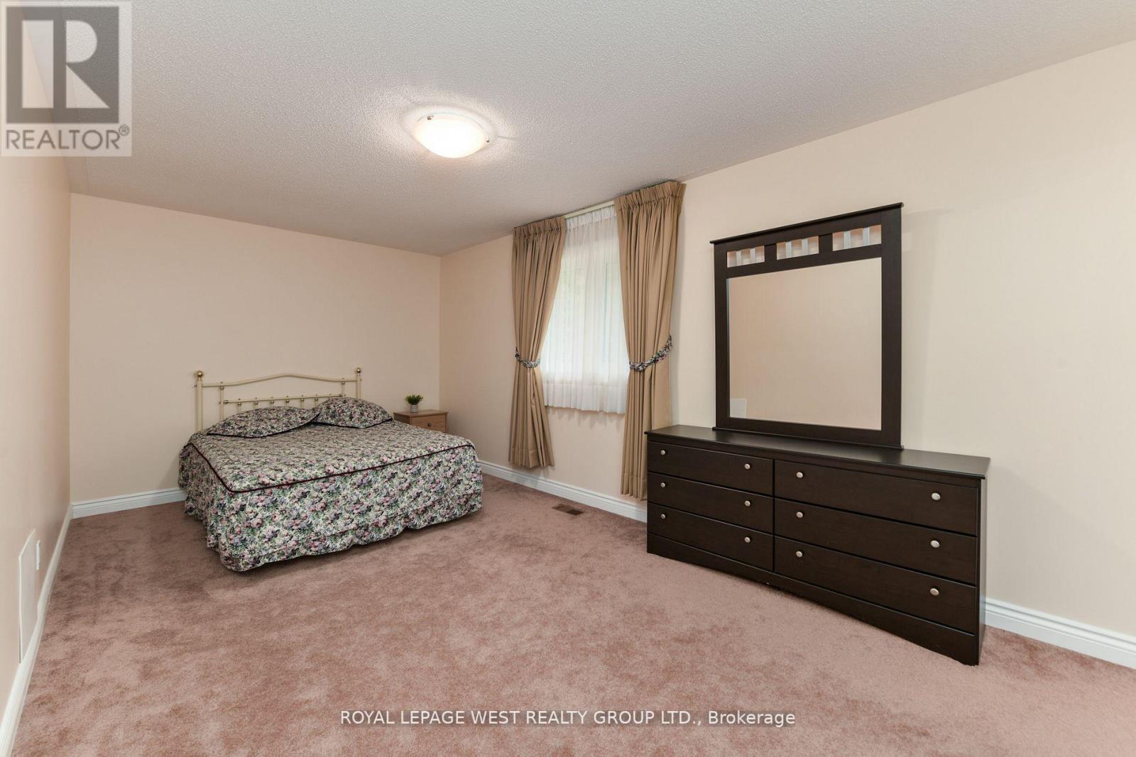 1745 Bridewell Court, Mississauga, Ontario  L5L 3R7 - Photo 24 - W12374732
