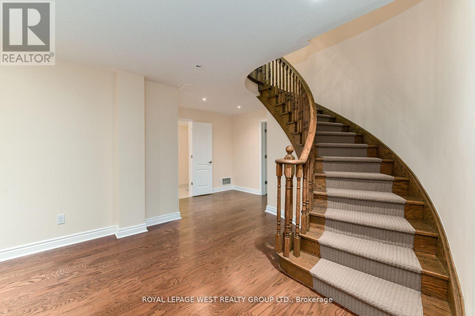 1745 Bridewell Court, Mississauga, Ontario  L5L 3R7 - Photo 28 - W12374732