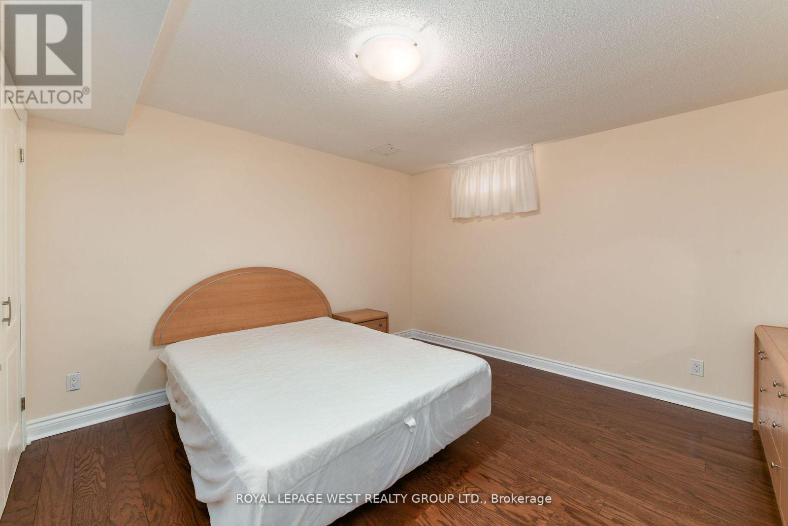 1745 Bridewell Court, Mississauga, Ontario  L5L 3R7 - Photo 29 - W12374732
