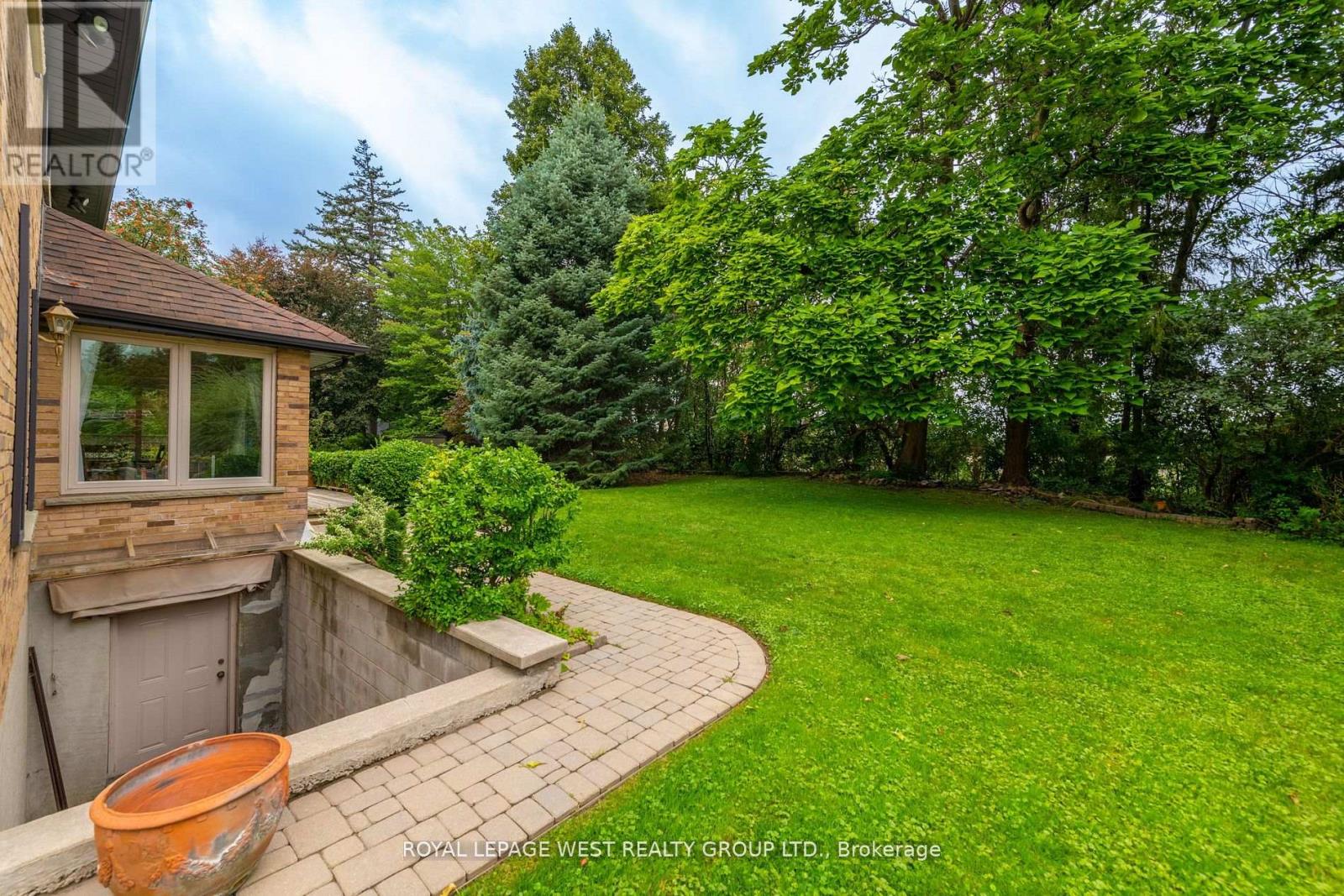 1745 Bridewell Court, Mississauga, Ontario  L5L 3R7 - Photo 33 - W12374732
