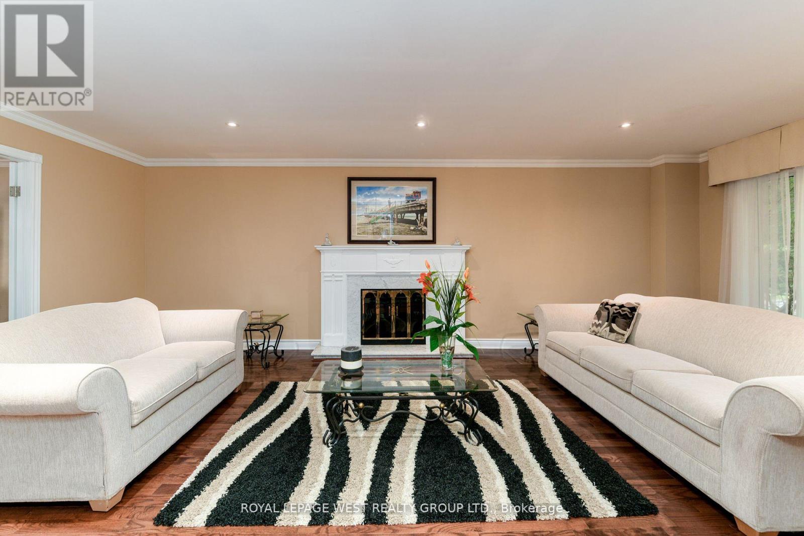 1745 Bridewell Court, Mississauga, Ontario  L5L 3R7 - Photo 6 - W12374732