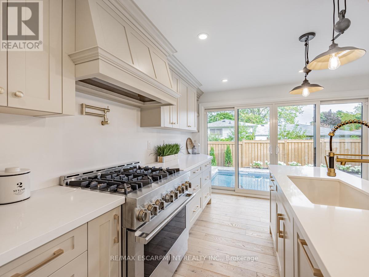 2212 Urwin Crescent, Oakville, Ontario  L6L 2T2 - Photo 15 - W12374820