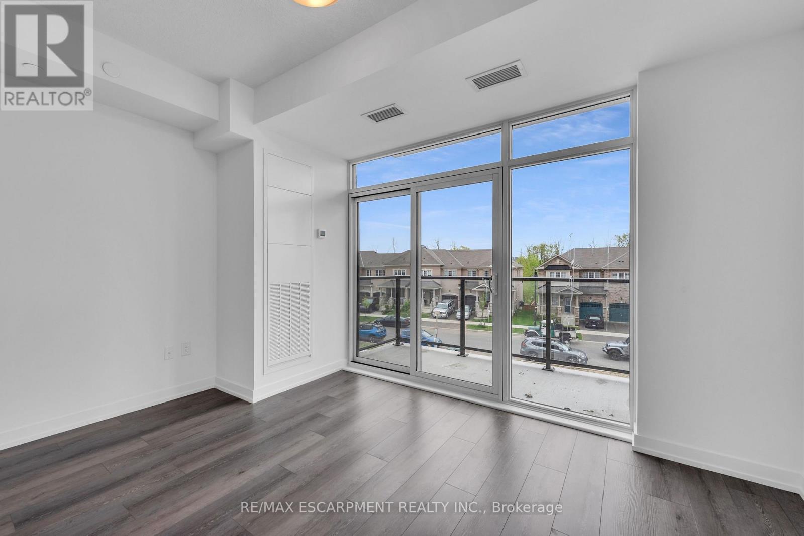 220 - 470 Dundas Street E, Hamilton, Ontario  L0R 2H4 - Photo 6 - X12374653