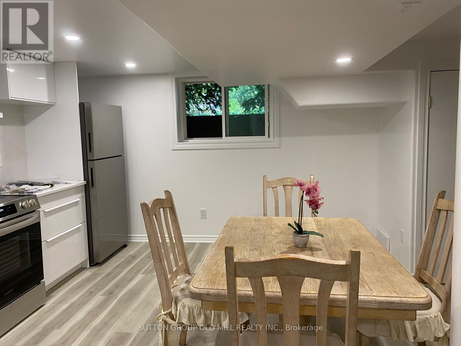 Split Unit - 14 Evergreen Drive, Guelph, Ontario  N1G 2M6 - Photo 4 - X12374840