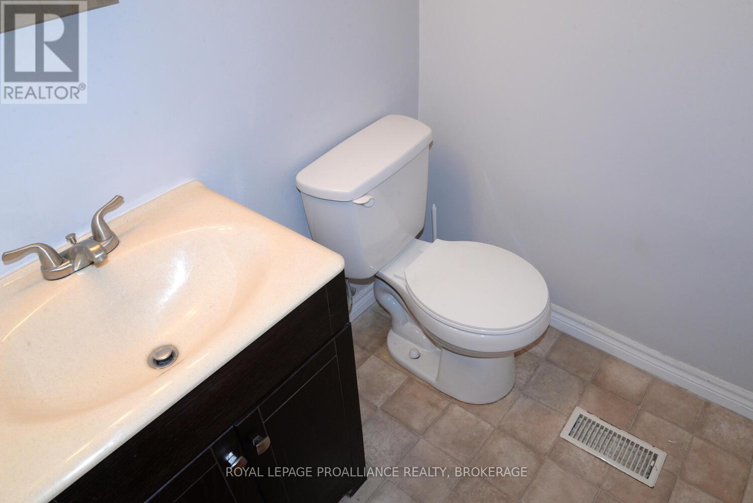 322 Meadowcrest Road, Kingston, Ontario  K7M 3S3 - Photo 14 - X12375072